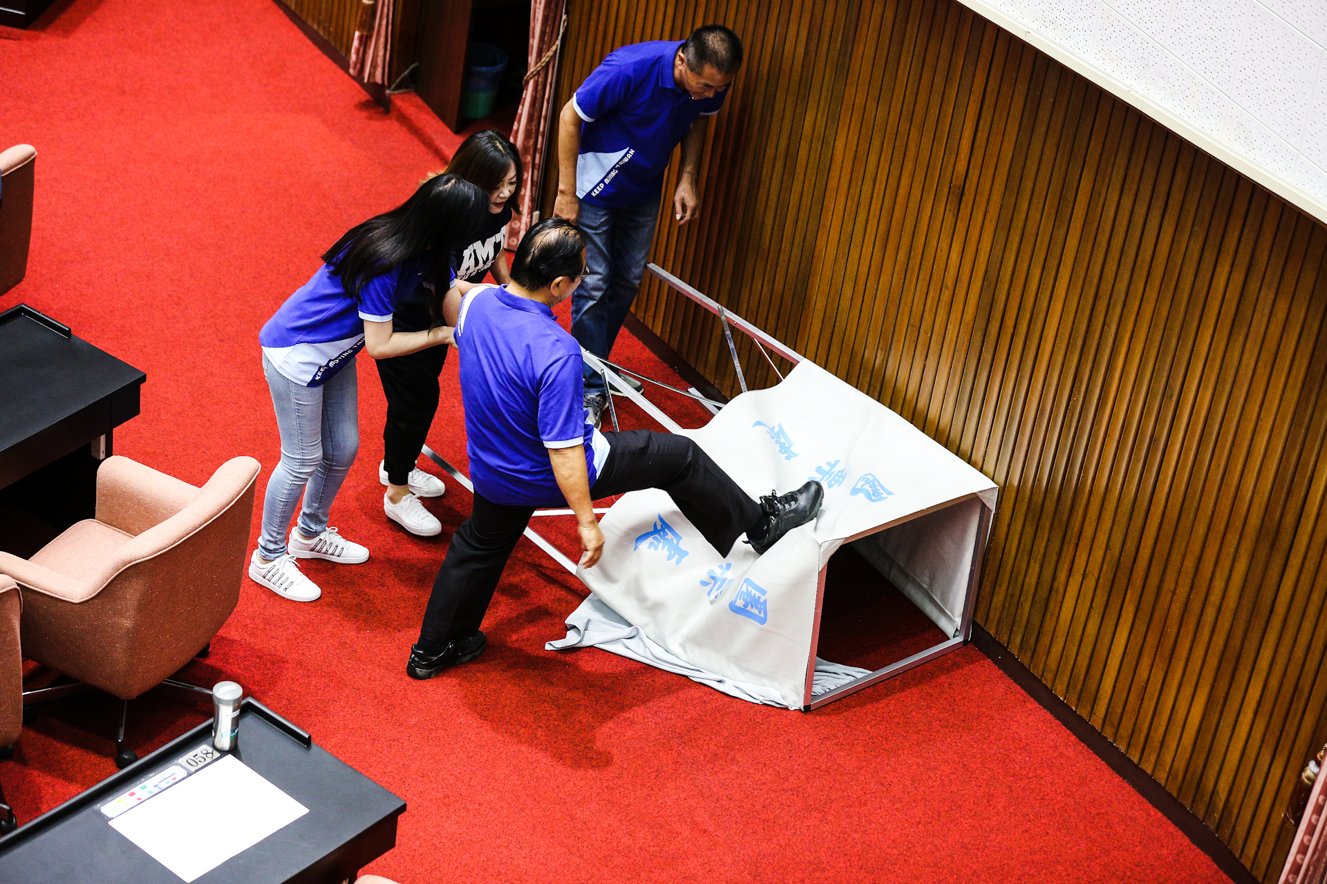 藍綠立院大亂鬥，藍委為杯葛投票破壞圈票處。