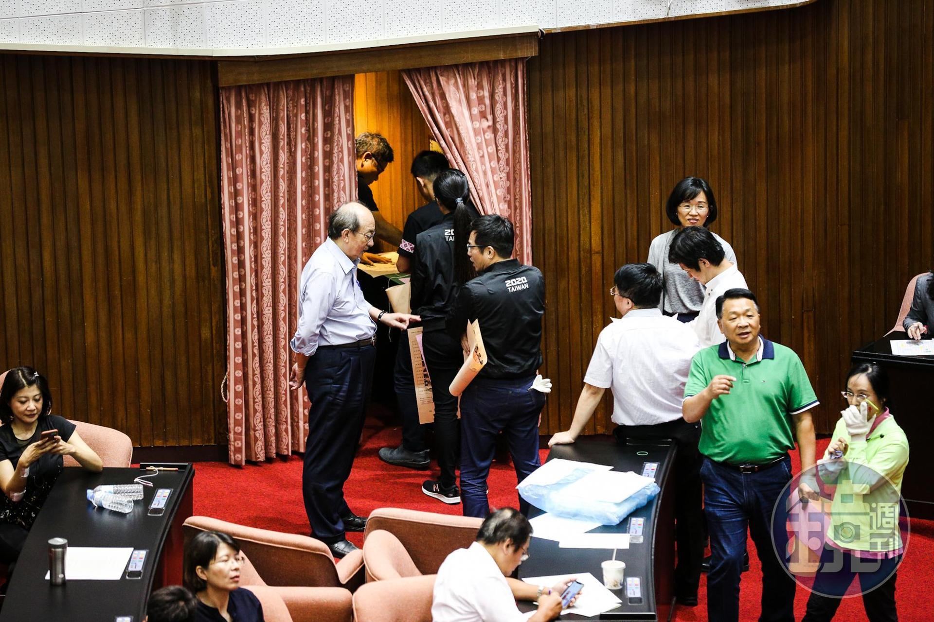 民進黨立委在混亂中取得選票，完成同意權案投票。
