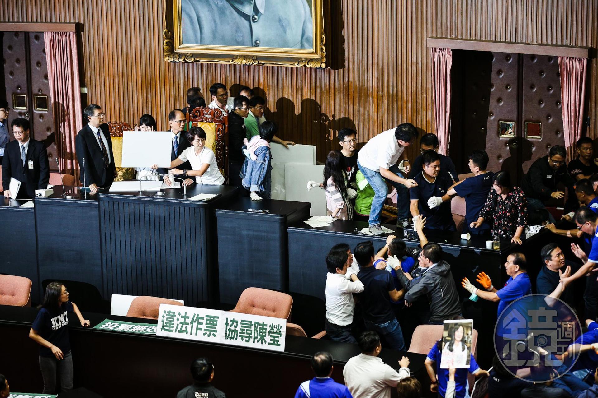 國民黨團質疑綠委陳瑩不在場，卻有投票紀錄，疑似代投。