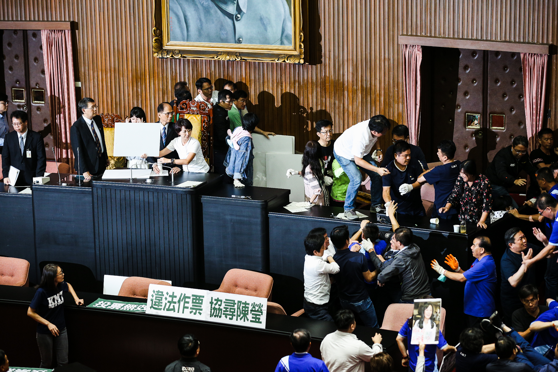 國民黨團質疑綠委陳瑩不在場,卻有投票紀錄,疑似代投。