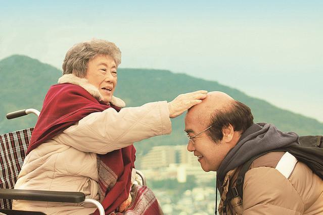 《去看小洋蔥媽媽》以失智老人為題材,作品深獲各界好評。(翻攝eiga.com)