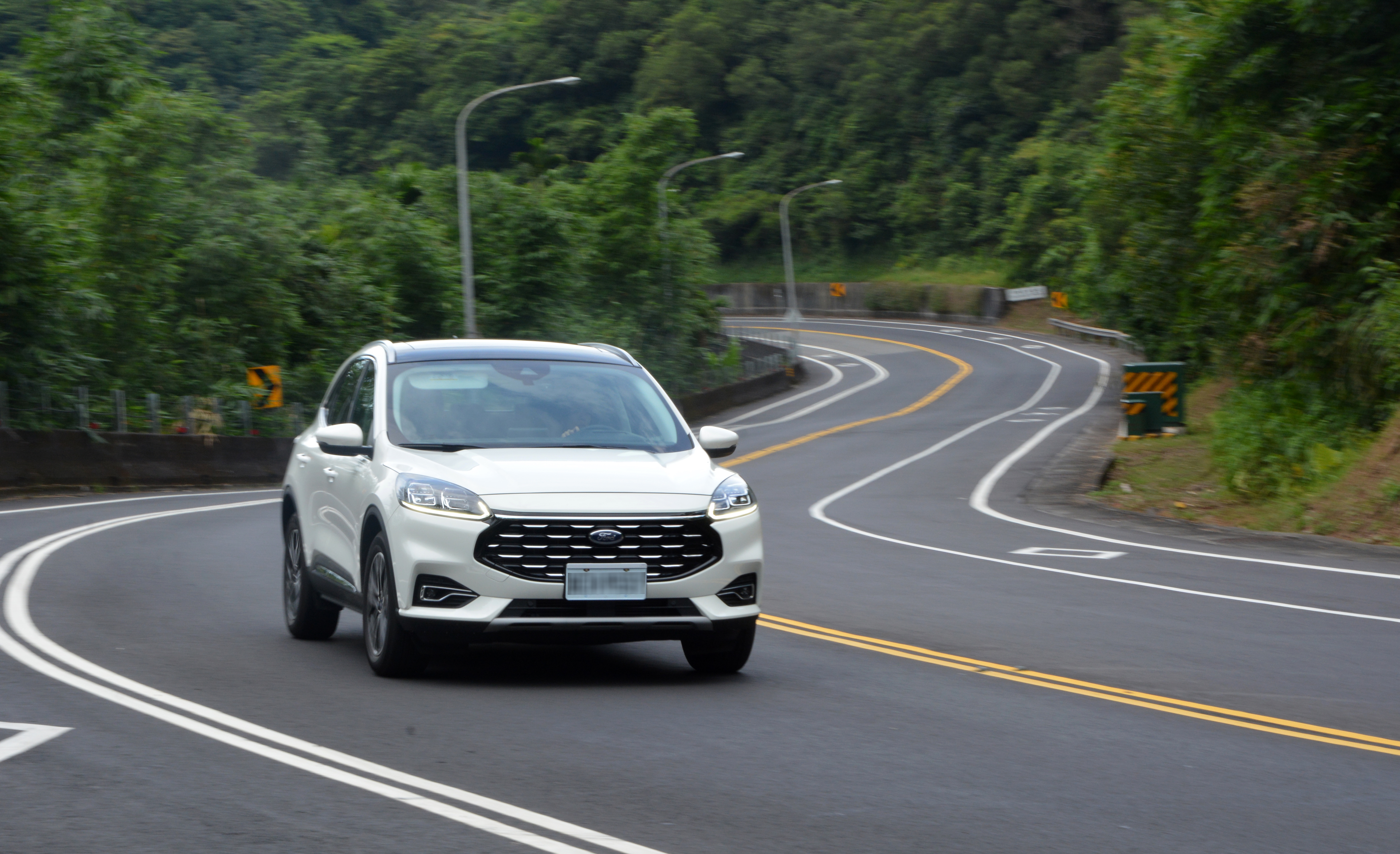 倘若癡情於山路，仗著飽滿的動力和結實的車體底盤，操控精湛的Kuga跑旅就像一部大號的運動掀背可於滿山遍野地奔馳。