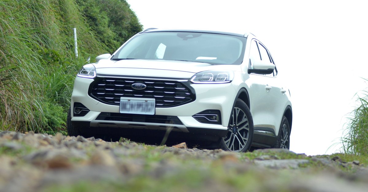 LED雙層矩陣型頭燈眼眸銳利，星穹式格柵水箱護罩散發著一股雅致。格柵後方是AGS可變式進氣啟閉系統，它可是低風阻係數0.33Cd的功臣之一，同時還可維持引擎正常冷卻功能。