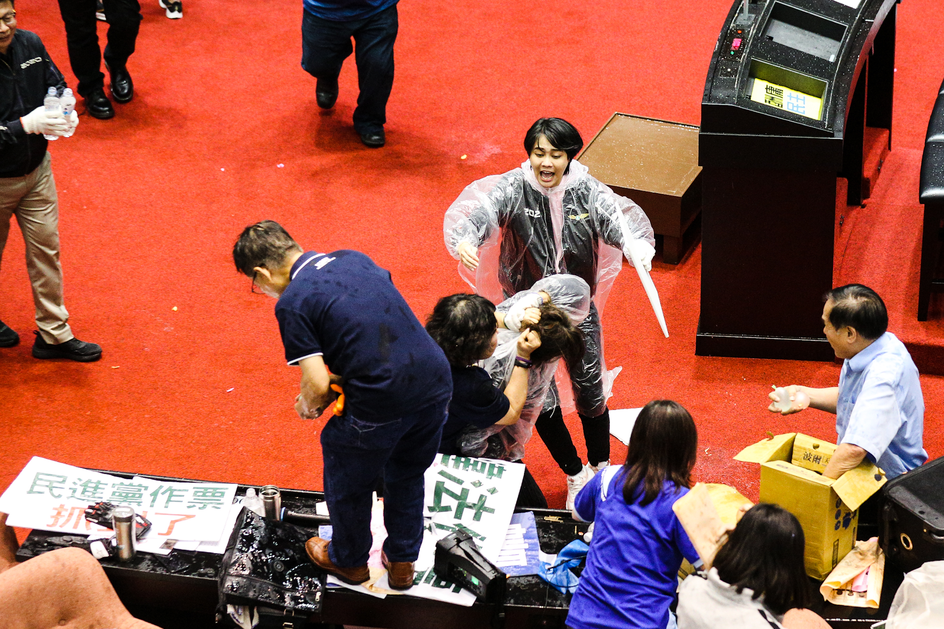 葉毓蘭一把抓住邱議瑩的頭髮，讓一旁的賴品妤急忙上前。