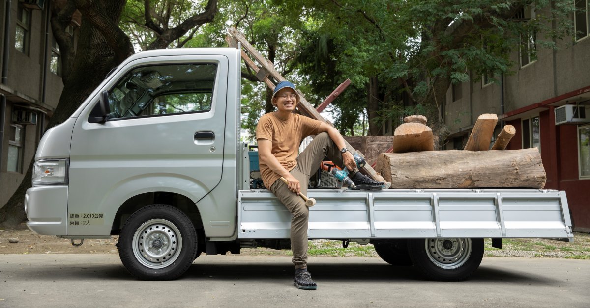 木雕師陳凱智現為板橋435園區進駐之藝術家，木材是他的創作之源，經常需要親自去搬運。