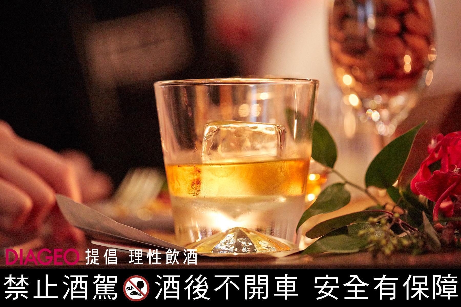 在仲夏炙熱的夜晚一起喝杯封存「赫雷斯陽光」的約翰走路15年封蜜雪莉桶威士忌，十分暢快。