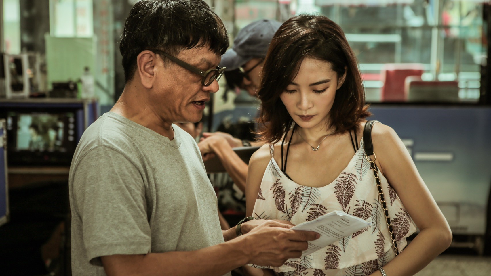 《野雀之詩》導演施立透露,2人初次見面時李亦捷(右)狼狽躲雨、缺乏自信的模樣,讓他一看就認定是她。(好威映象提供)