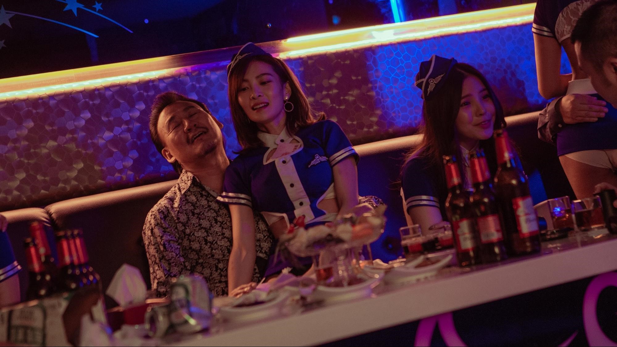 影片特別就李亦捷（中）飾演的酒店小姐請「酒店顧問」，真實呈現酒店的人物與場景細節。（好威映象提供）