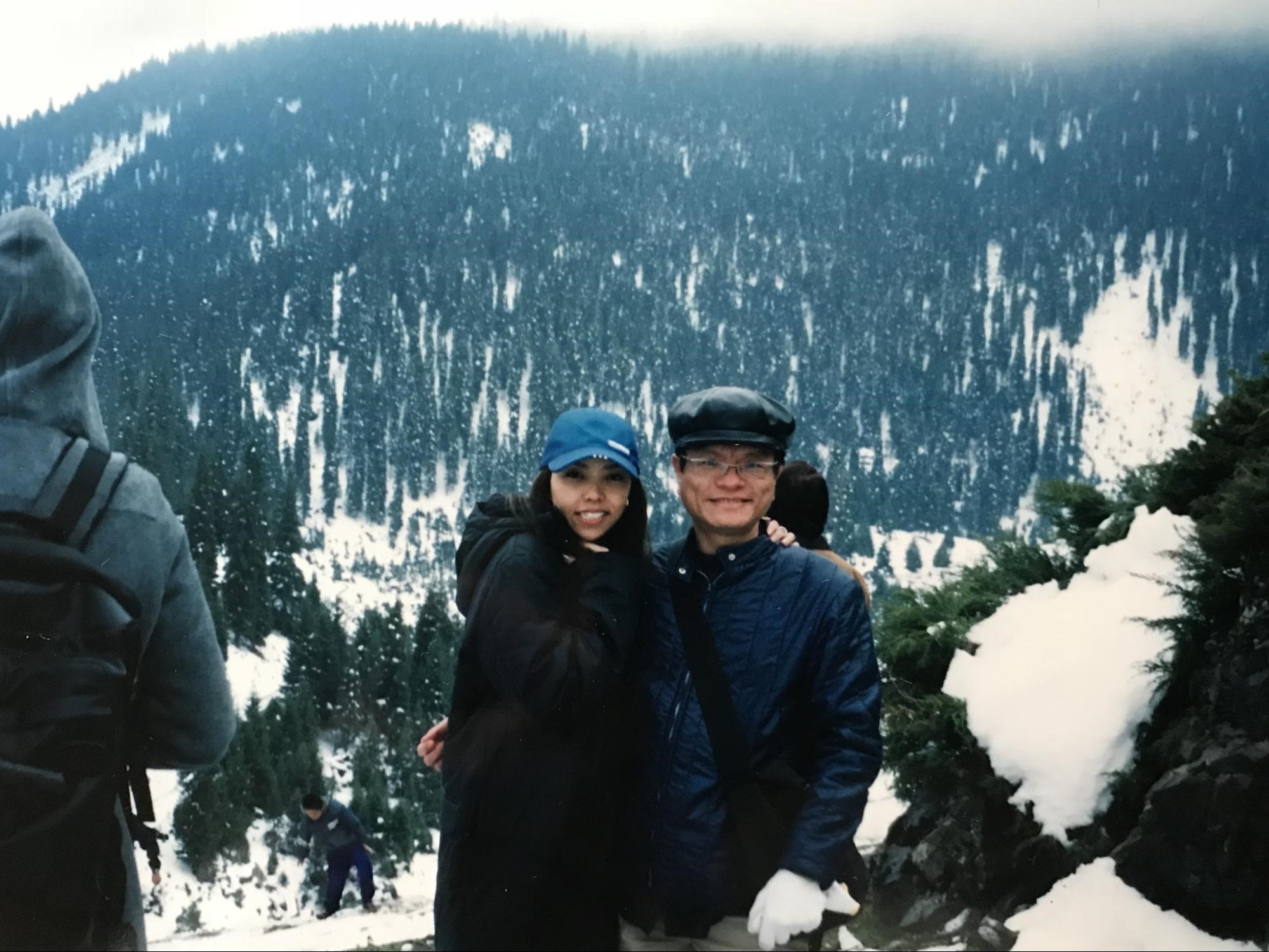 有多年流行音樂工作資歷的施立（右）是張惠妹（左）〈也許明天〉的作詞人。（施立提供）