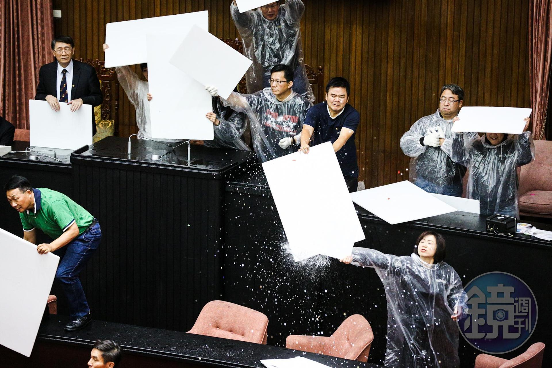 國民黨團發動「水球大戰」，民進黨則以珍珠板擋住水球。