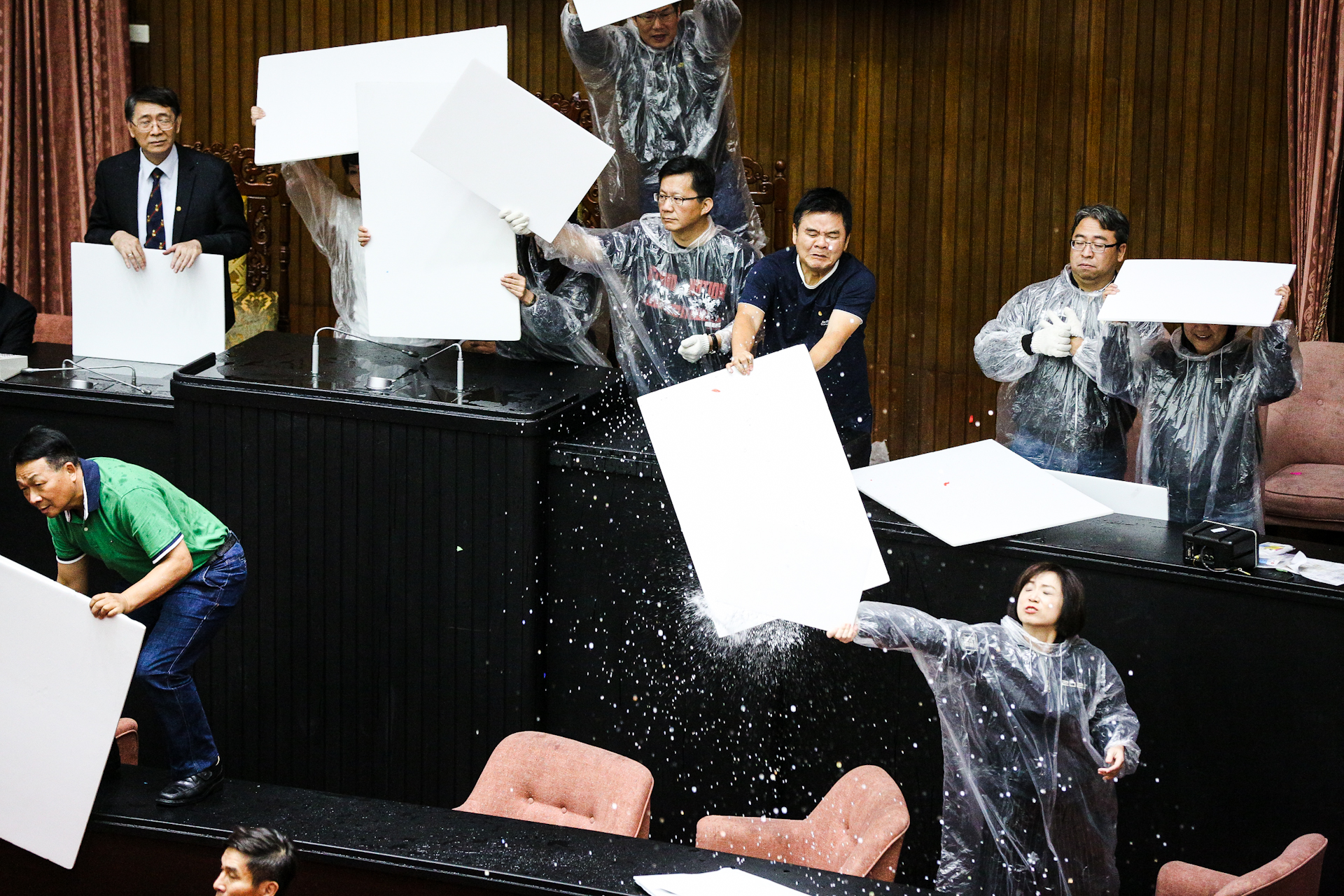 國民黨團發動「水球大戰」,民進黨則以珍珠板擋住水球。