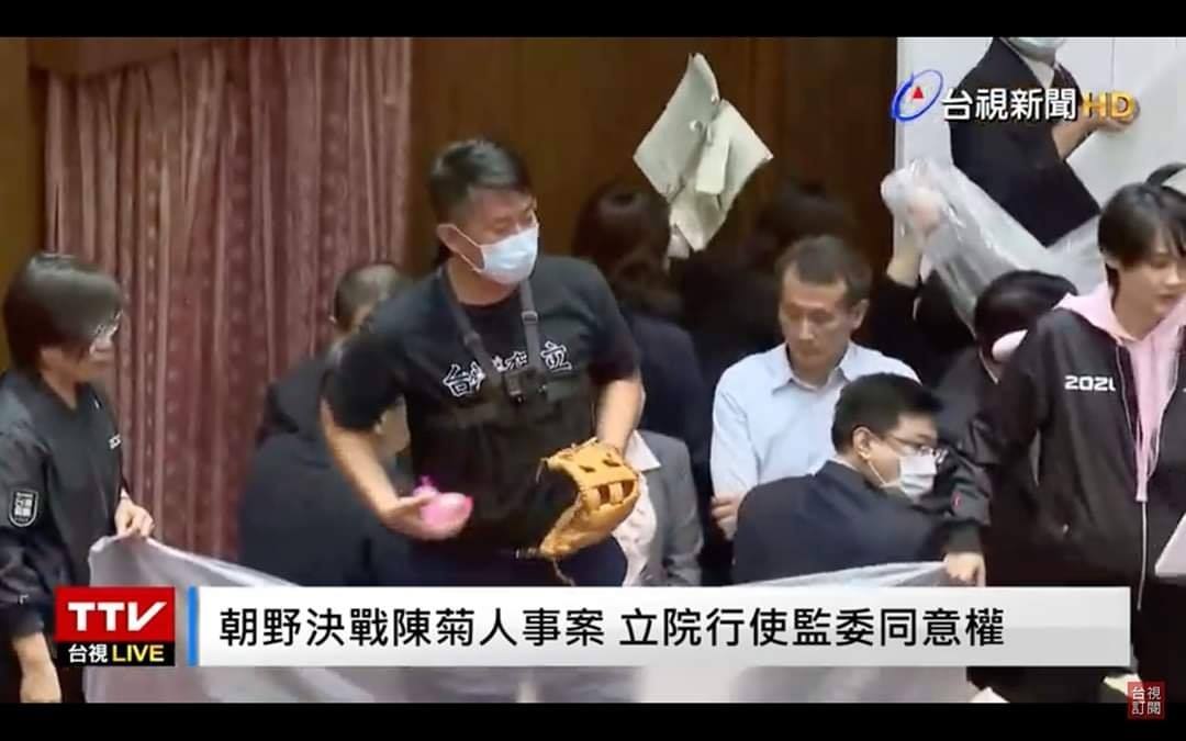 面對藍委的水球攻擊，台灣基進黨立委陳柏惟則拿出手套反制。（翻攝自陳柏惟臉書）