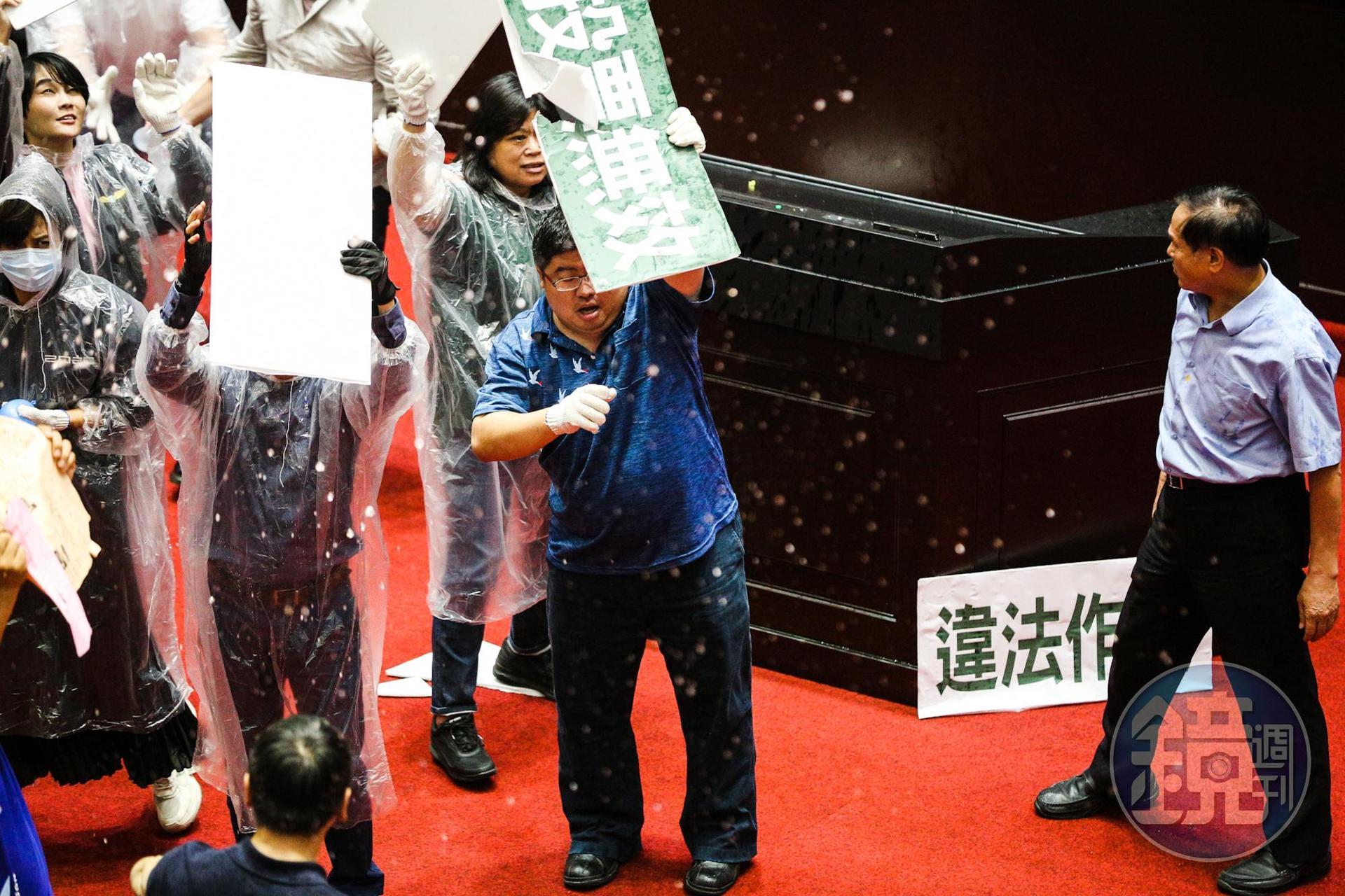 國民黨團發動「水球大戰」，民進黨則以珍珠板擋住水球。