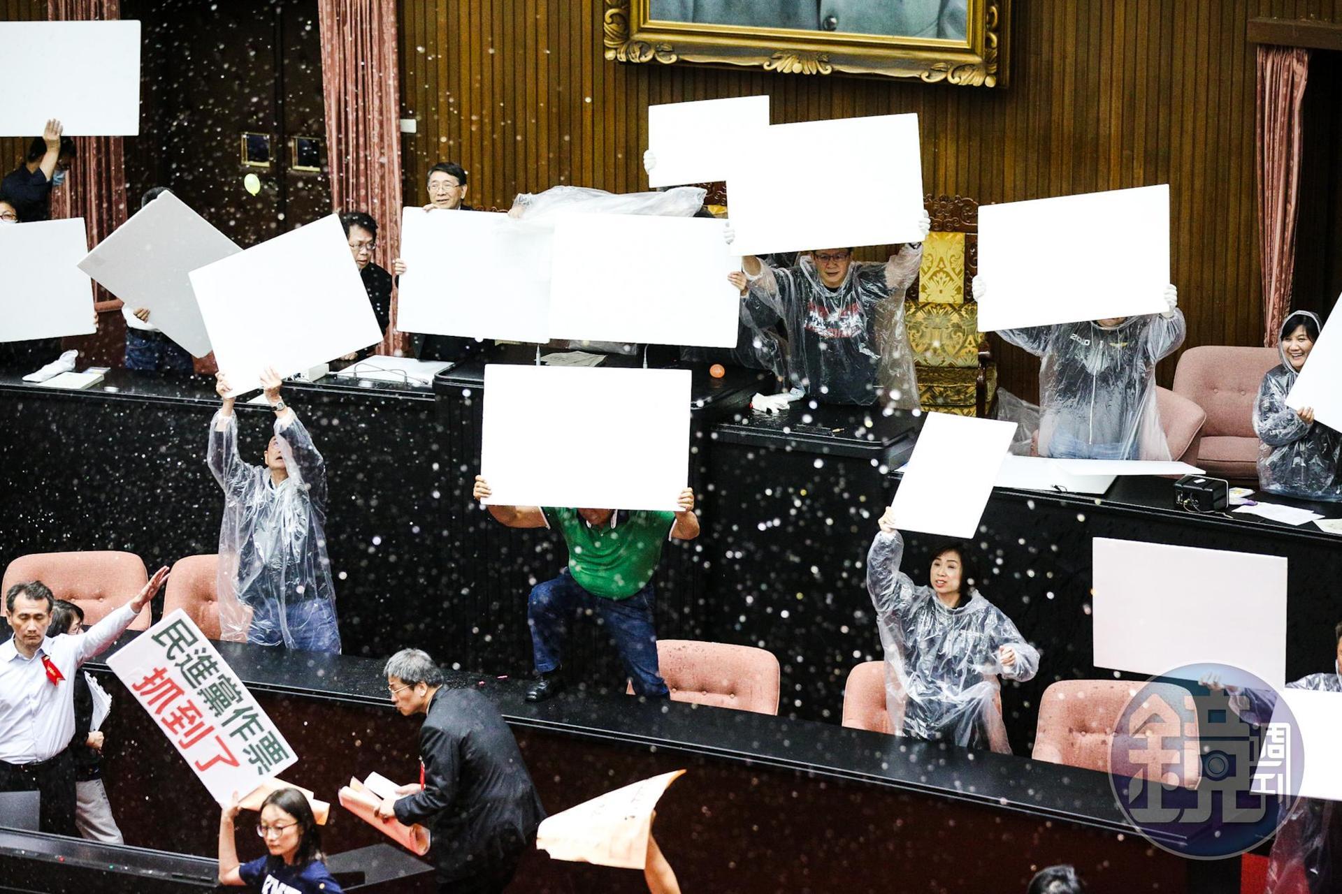國民黨團發動「水球大戰」，使議場頓時水花四濺。