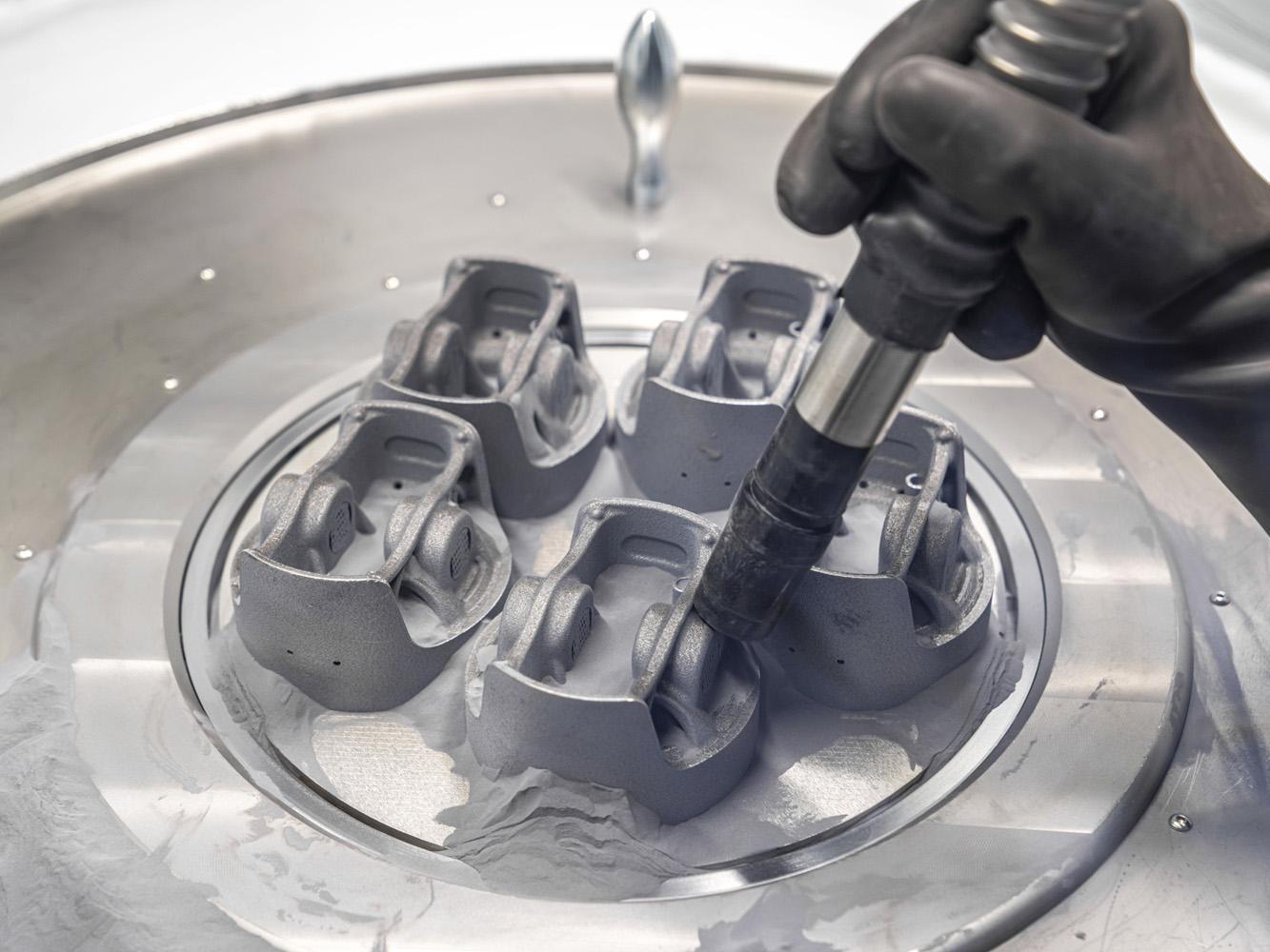 以3D列印技術所產製的活塞零件，可針對其在引擎作動時所產生的負載進行強化。