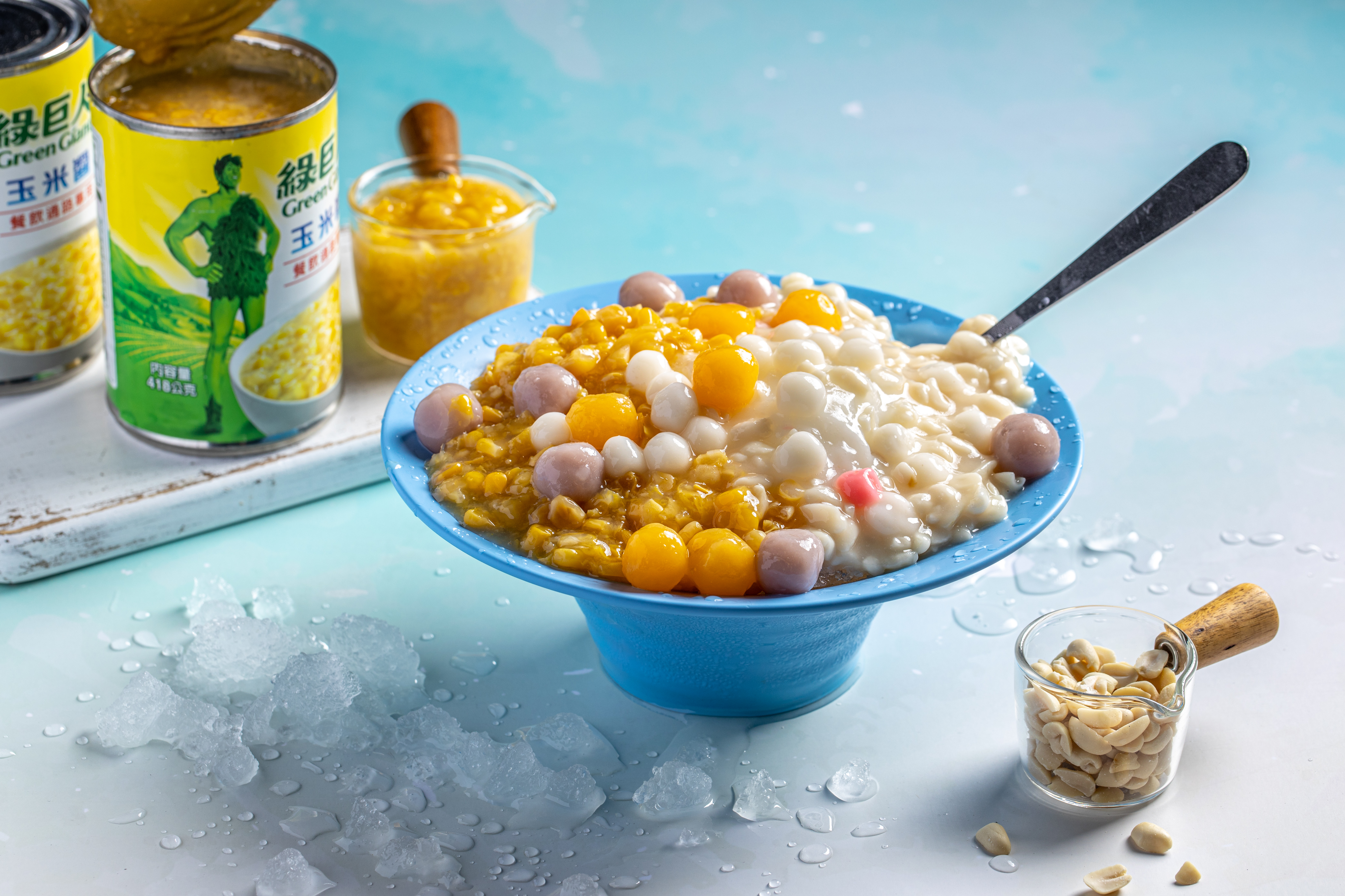 「花生玉米加圓冰」是歷久不衰的人氣招牌，玉米脆嫩、花生鬆棉、圓子Q糯，口感豐富。（100元／碗）