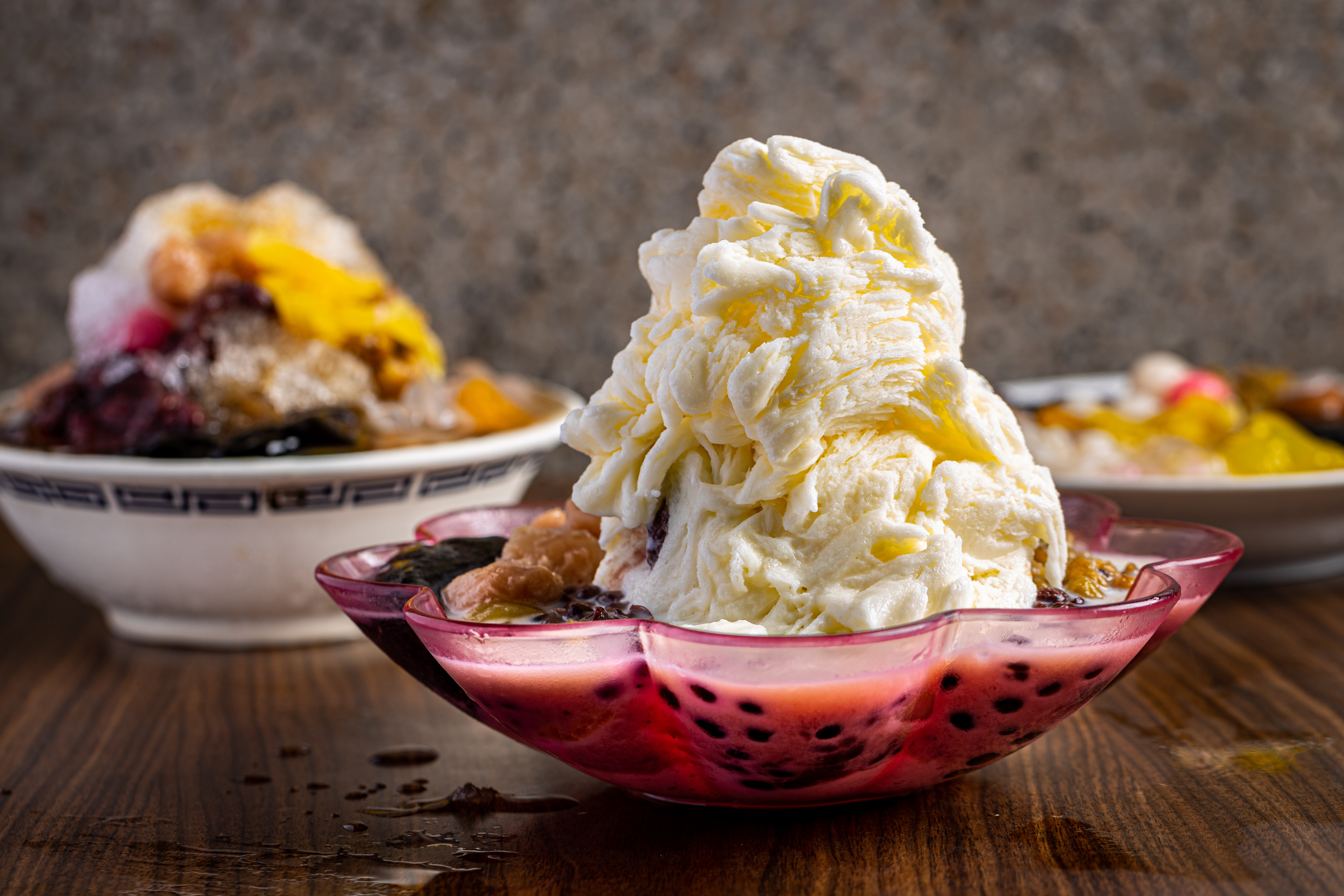 「綜合八寶雪花冰」滿足貪吃鬼什麼都想要的口欲（中，60元／碗），也有清冰基底的「綜合八寶冰」可選（左，45元／碗）。