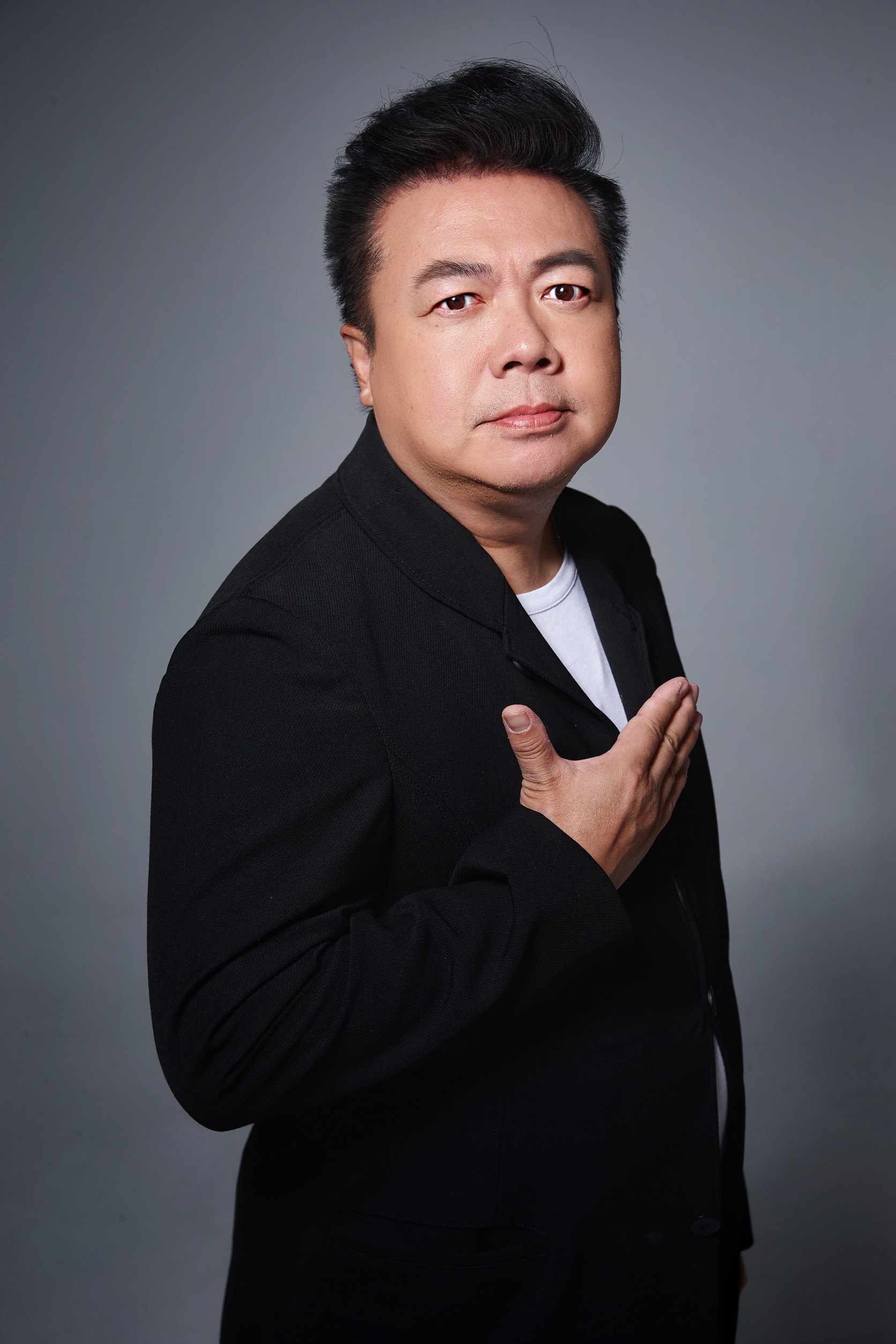 據傳羅若云曾提議財產分成3份，其中一份給兒子，可是董至成卻不願意，堅持財產平分才答應簽字。（星浪娛樂提供）