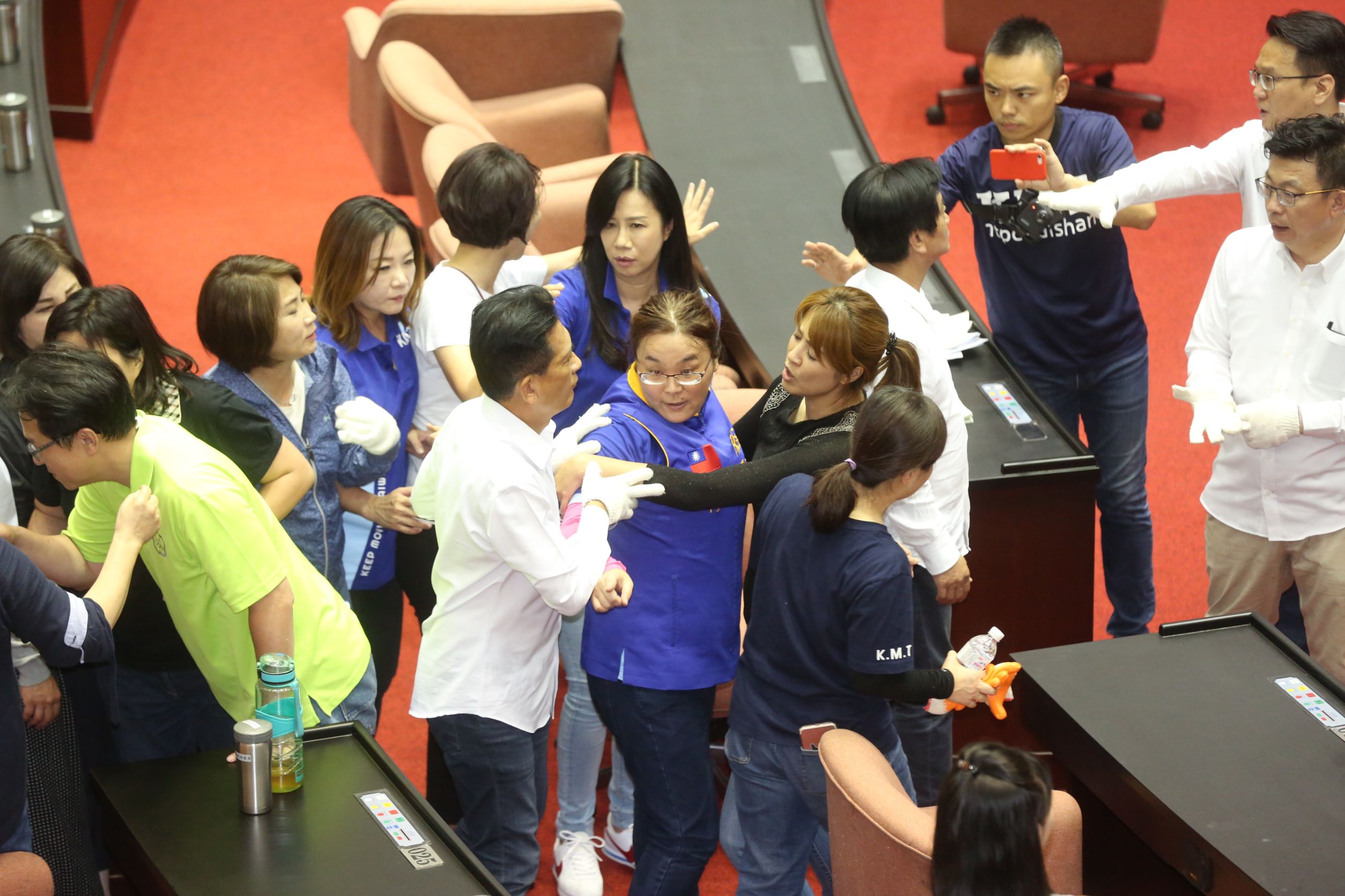 陳玉珍昨日在議場衝突中，展現超強戰力，被網友戲稱是「最強女戰士」。