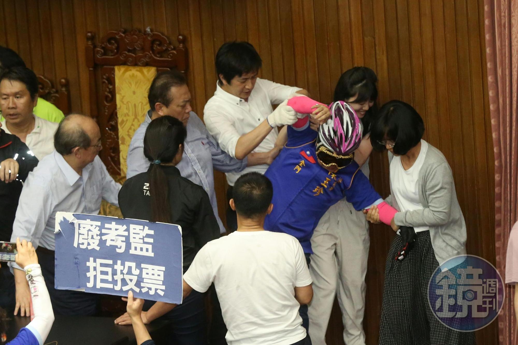 陳玉珍獨自死守主席台約50分鐘後,才被眾多綠委抬出現場。