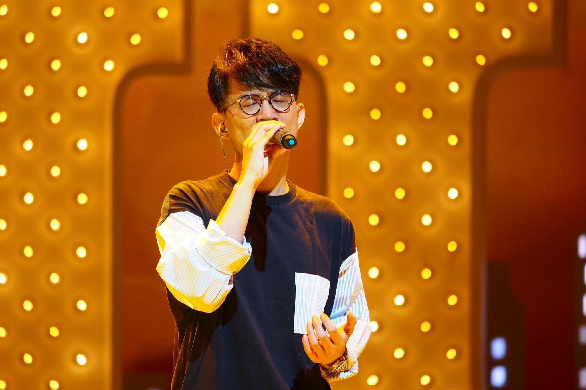 卓義峰在節目中演唱Pub之王伍佰的歌曲〈浪人情歌〉。（公視提供）