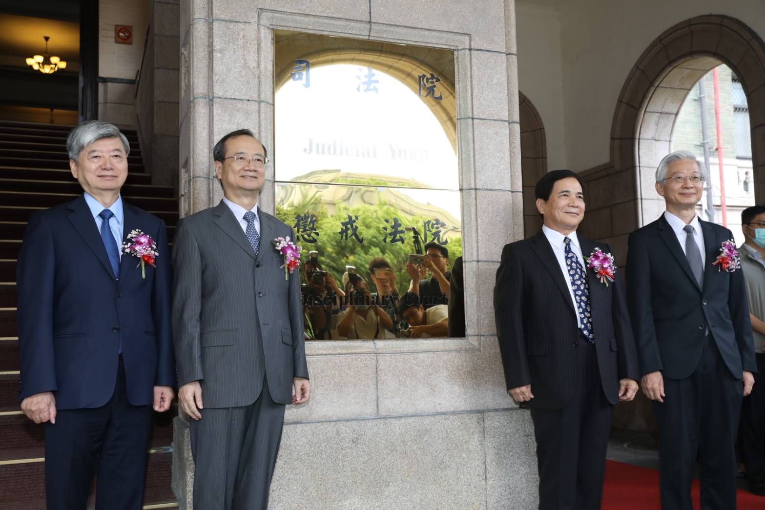 公懲法院今成立，左起司法院副院長蔡蔡烱燉、司法院長許宗力、懲戒法院院長姜仁脩、司法院祕書長林輝煌出席揭牌典禮。