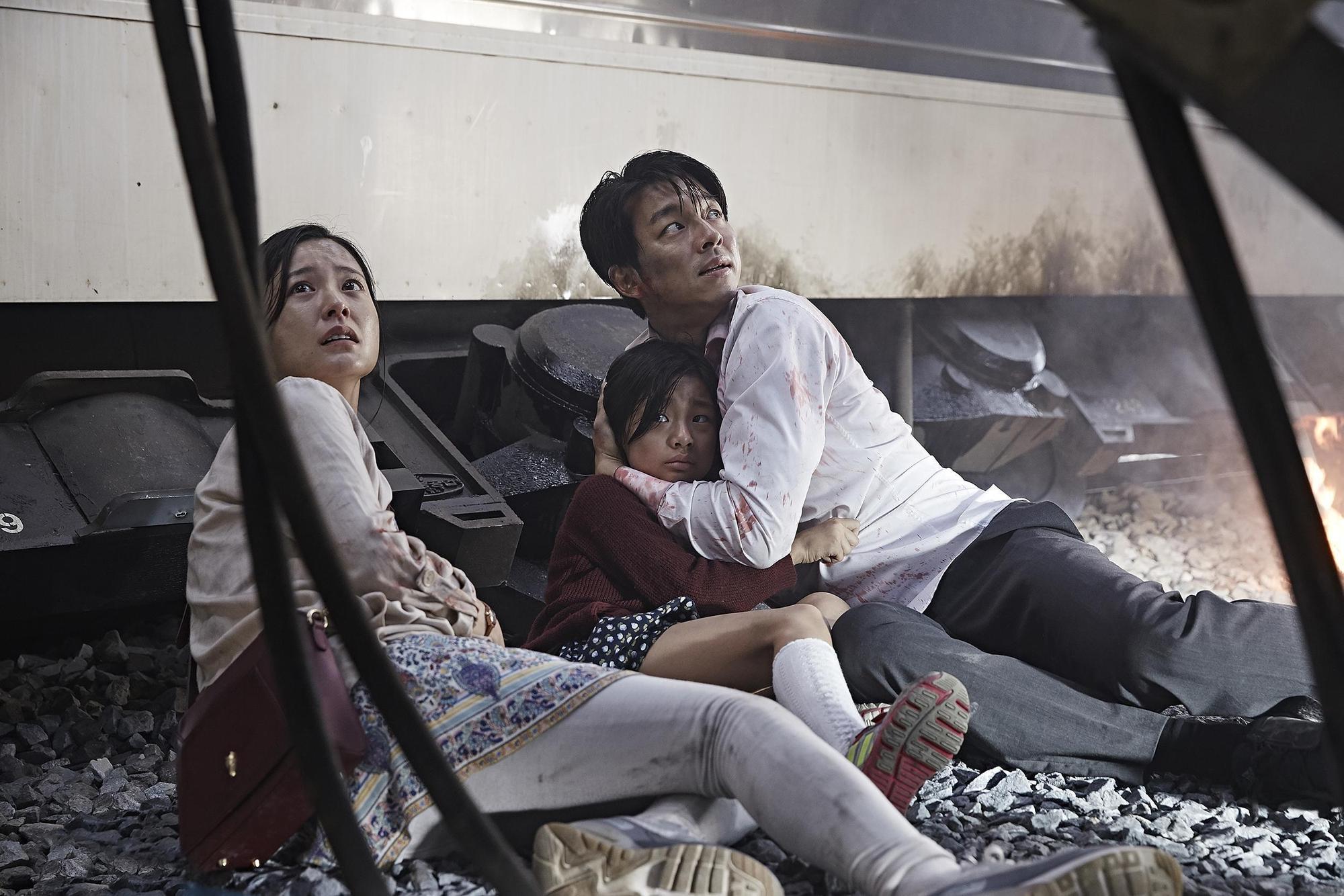《屍速列車》中「地表最強孕婦」鄭有美(左)和孔劉女兒金秀安(中)是故事中的倖存者。(翻攝daum movie)