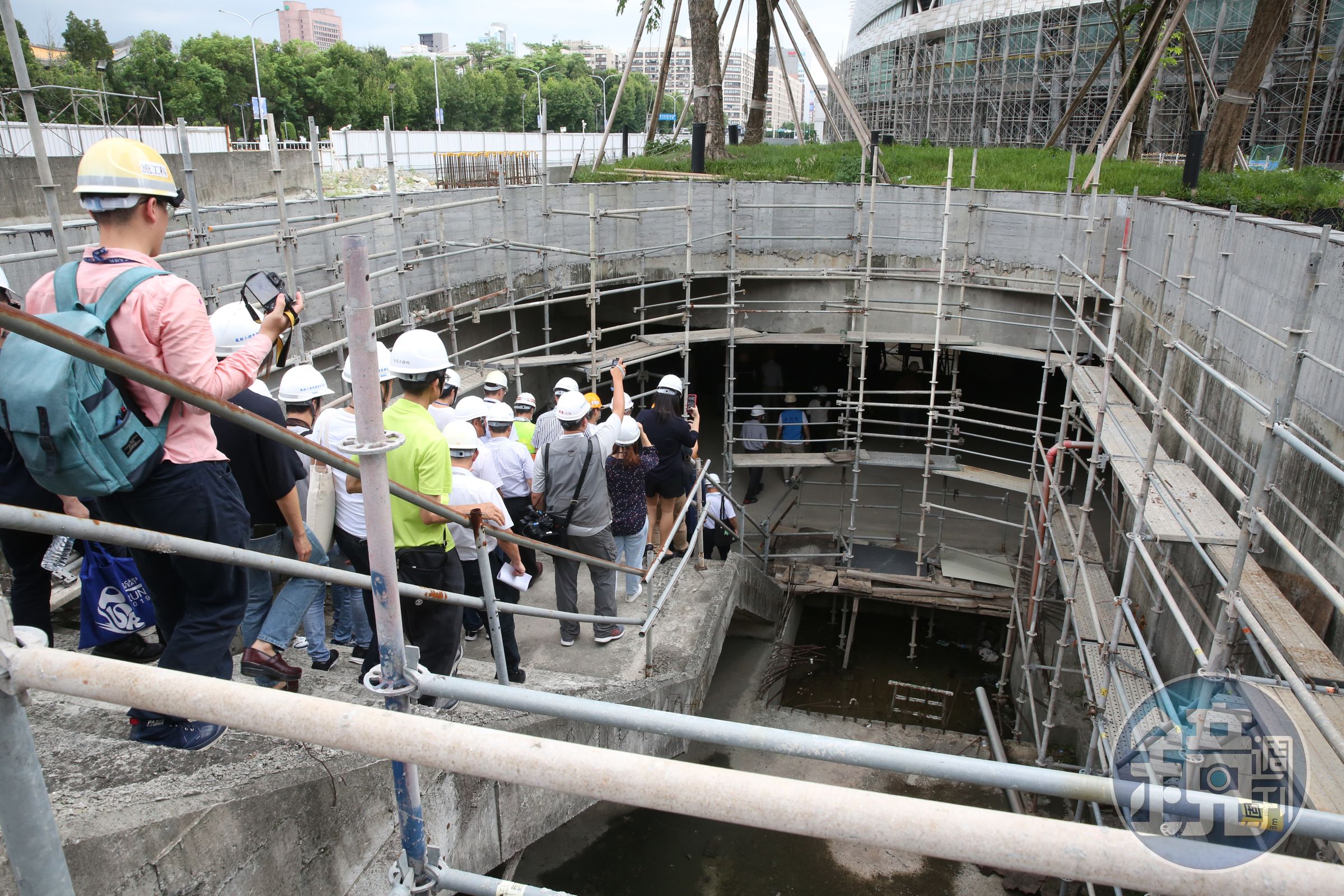 北市議員日前親赴大巨蛋內考察施工情況。