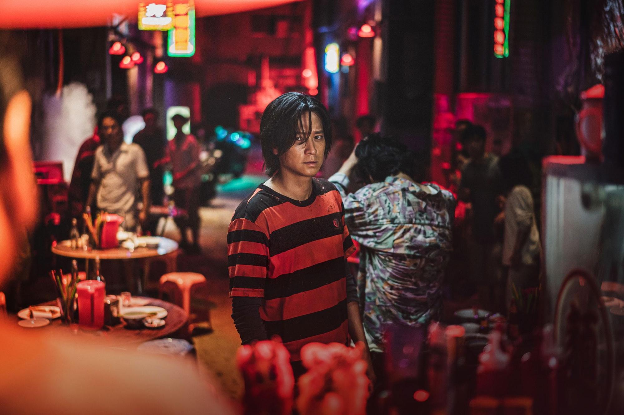 姜棟元在《屍速列車2:感染半島》中逃亡至香港,過著難民般的生活。(車庫娛樂提供)