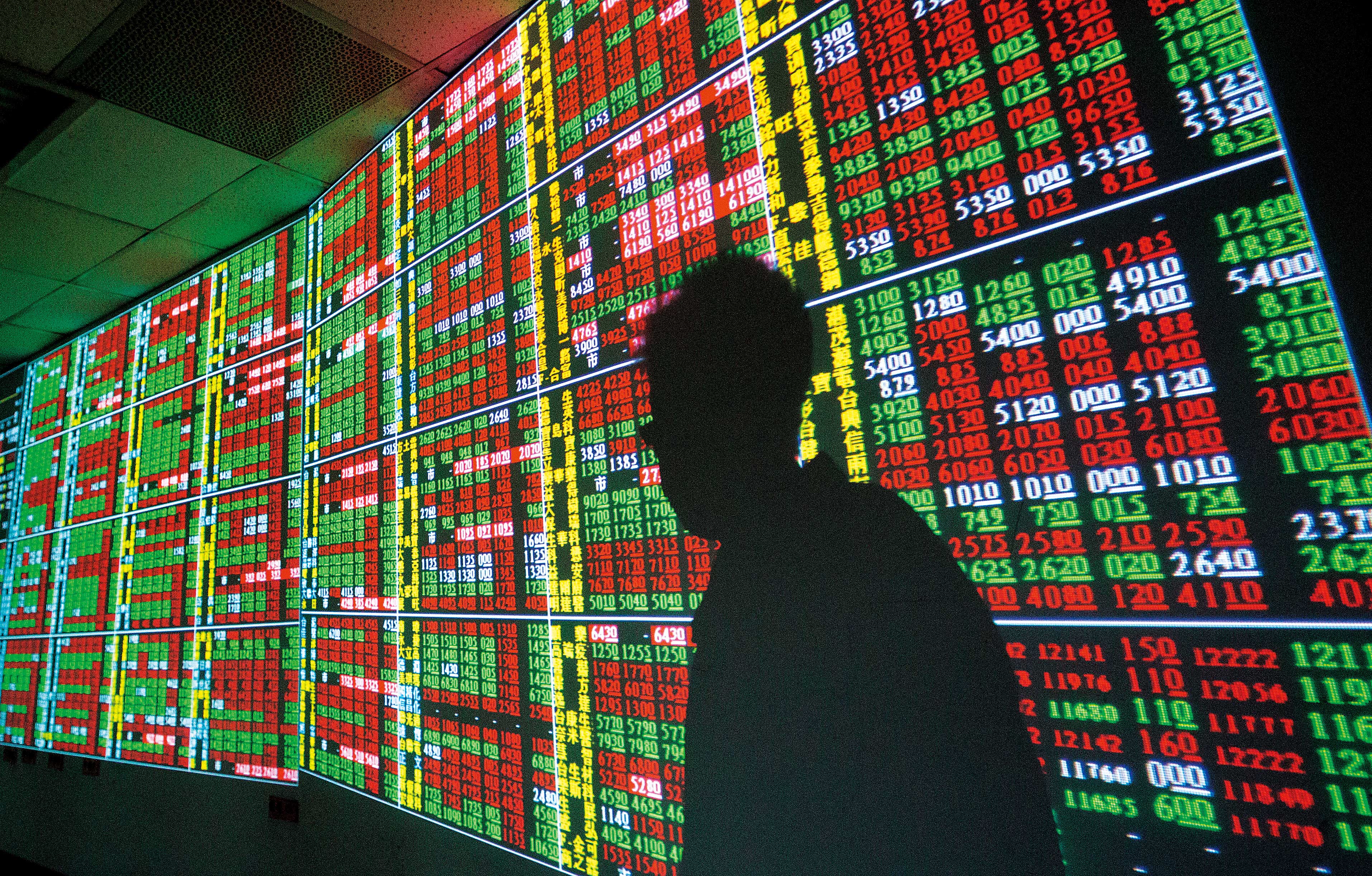 新冠肺炎帶來經濟衝擊，台灣股市卻一反常態，該跌的不跌，傷勢較輕的逆勢大漲，股市與基本面背離。進場狂歡千萬得保持清醒，堅持停損與停利。