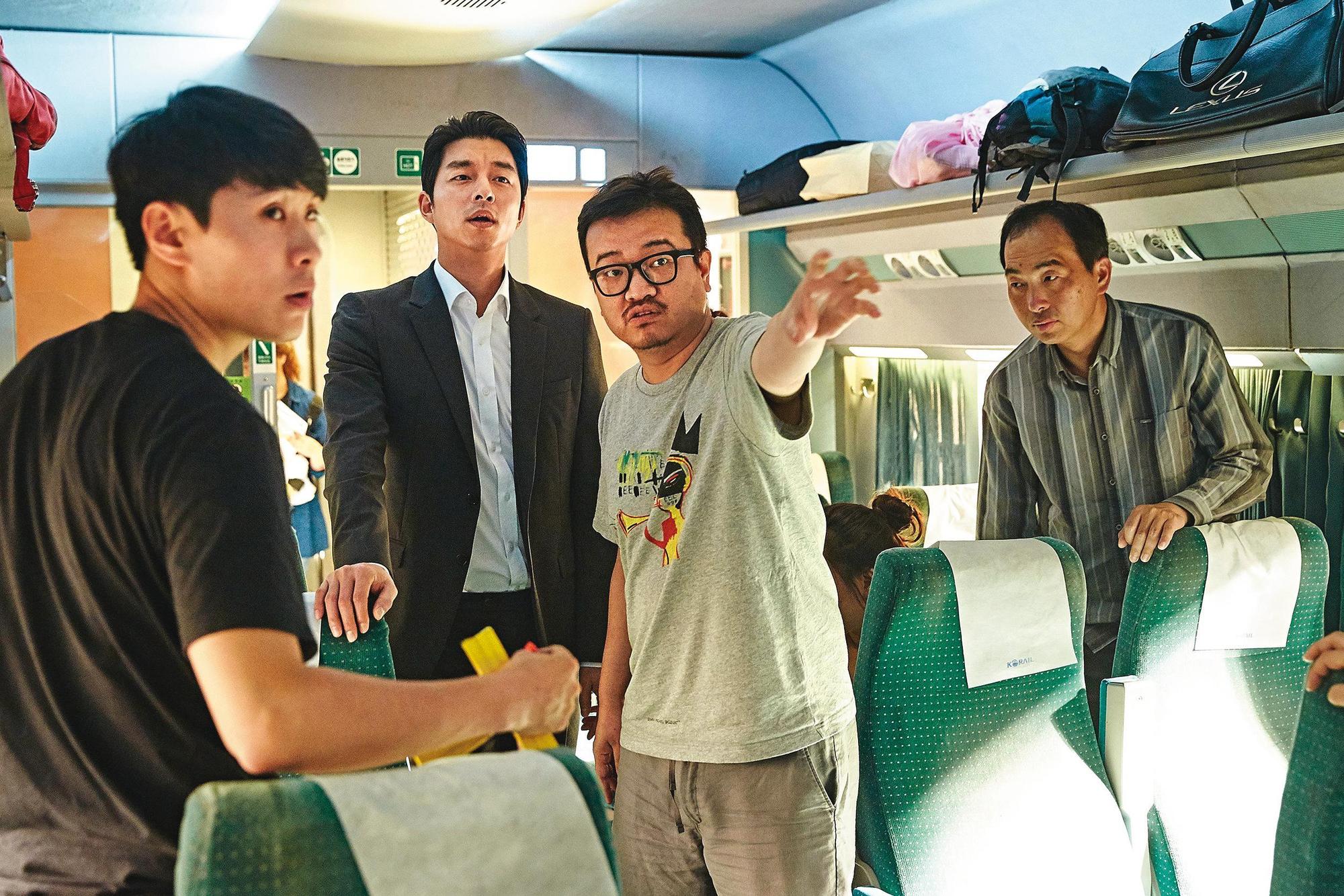 延尚昊(右二)首次執導的真人片《屍速列車》在台熱賣新台幣3.76億元,更帶旺男主角孔劉(左二)人氣。(翻攝自TVREPORT)