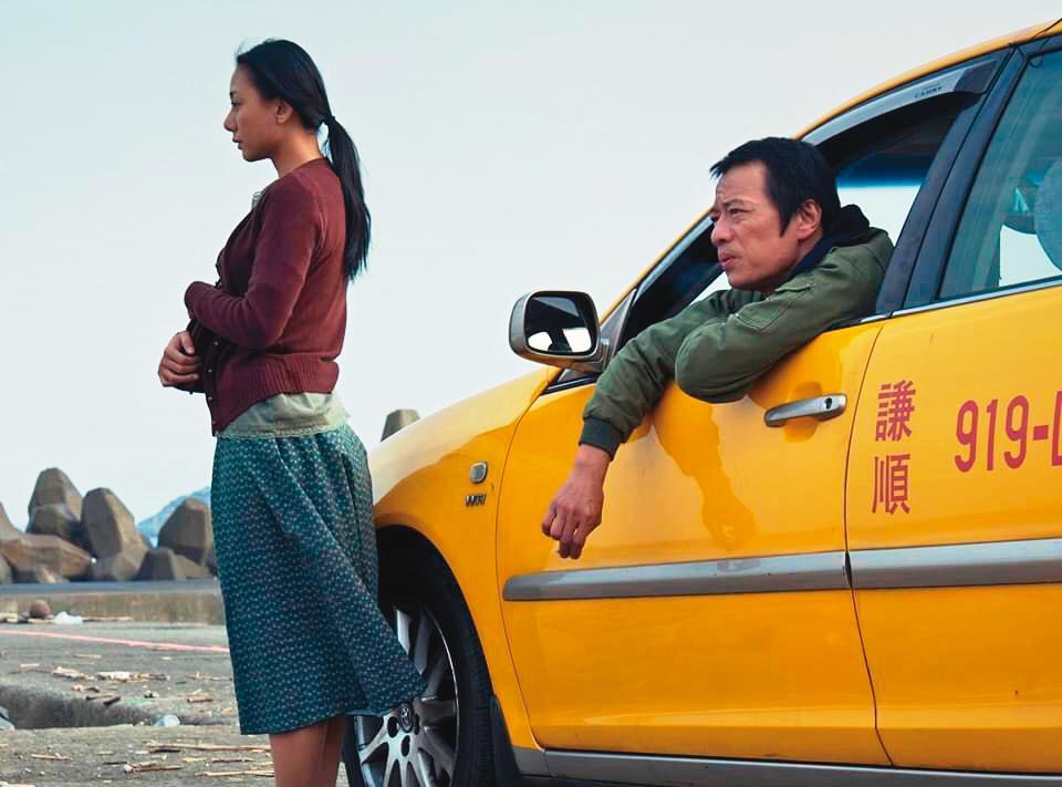 施立編導，高慧君（左）、吳朋奉（右）主演的《離家的女人》，獲高雄電影節國際短片競賽優秀影片獎。（施立提供）