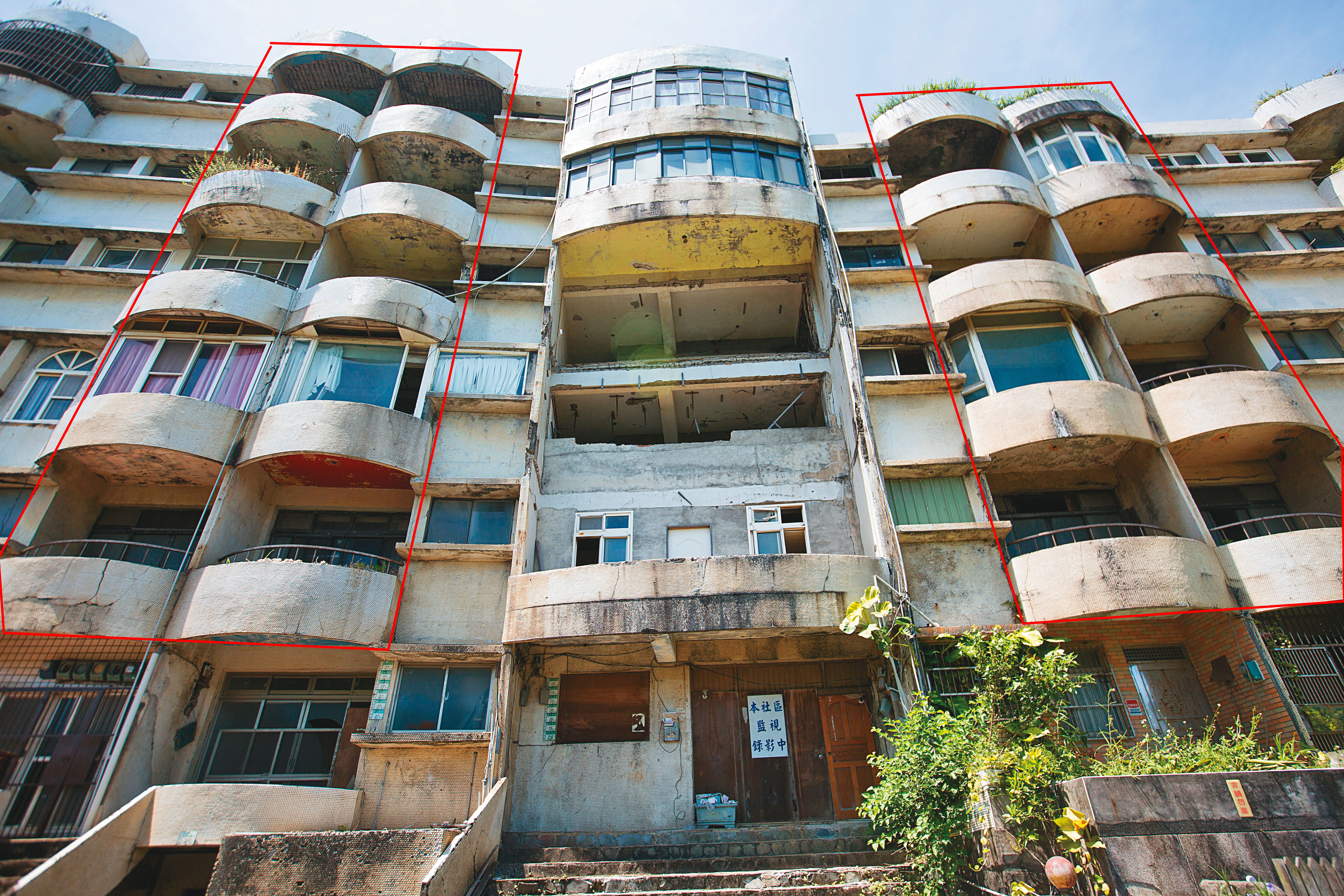 新北市府計畫替海灣新城陽台凸出的半圓體（紅框處）彩繪，要每戶付17萬元，引發反彈。