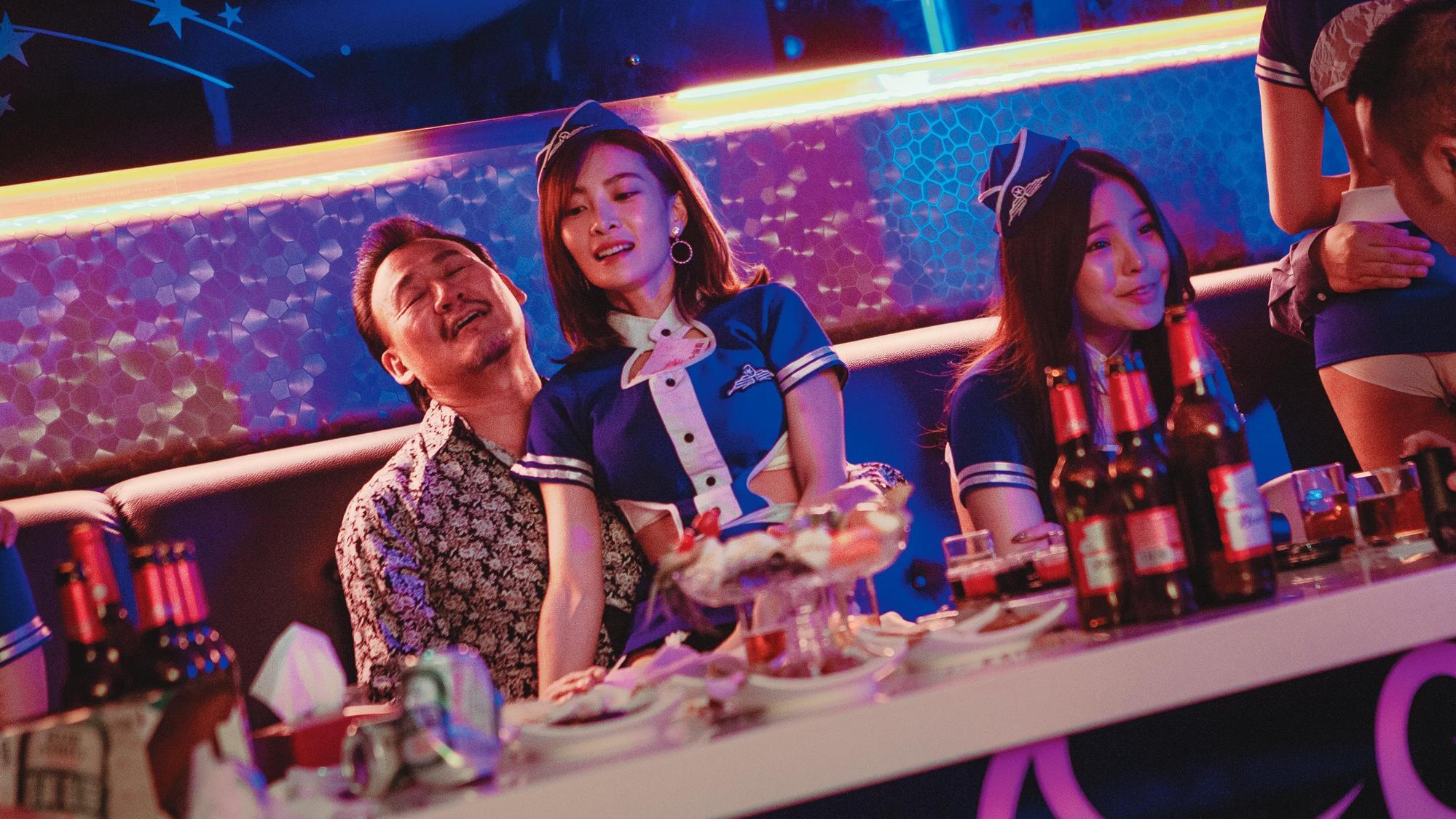 影片特別就李亦捷（中）飾演的酒店小姐請「酒店顧問」，真實呈現酒店的人物與場景細節。（好威映象提供）