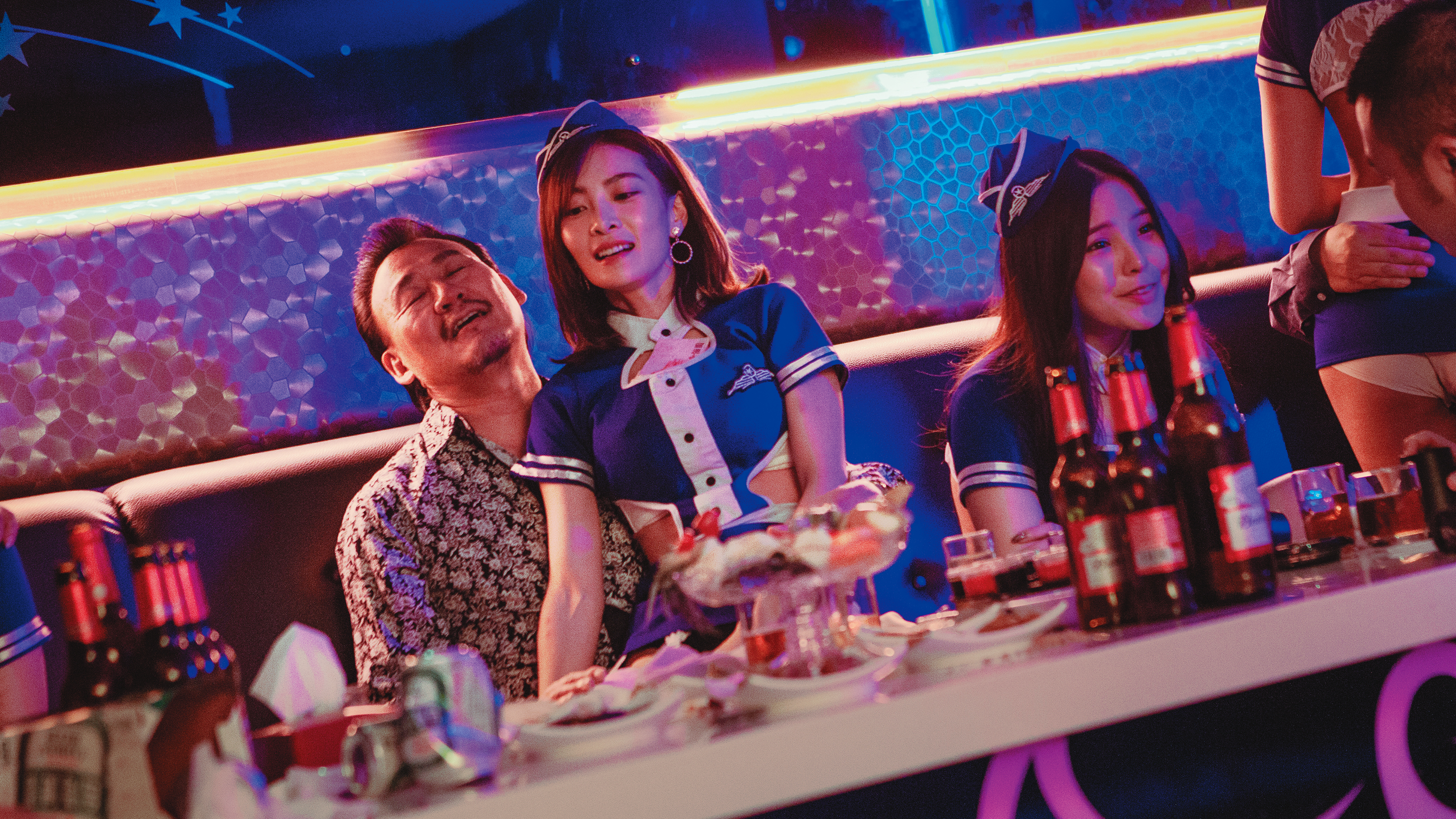 影片特別就李亦捷(中)飾演的酒店小姐請「酒店顧問」,真實呈現酒店的人物與場景細節。(好威映象提供)