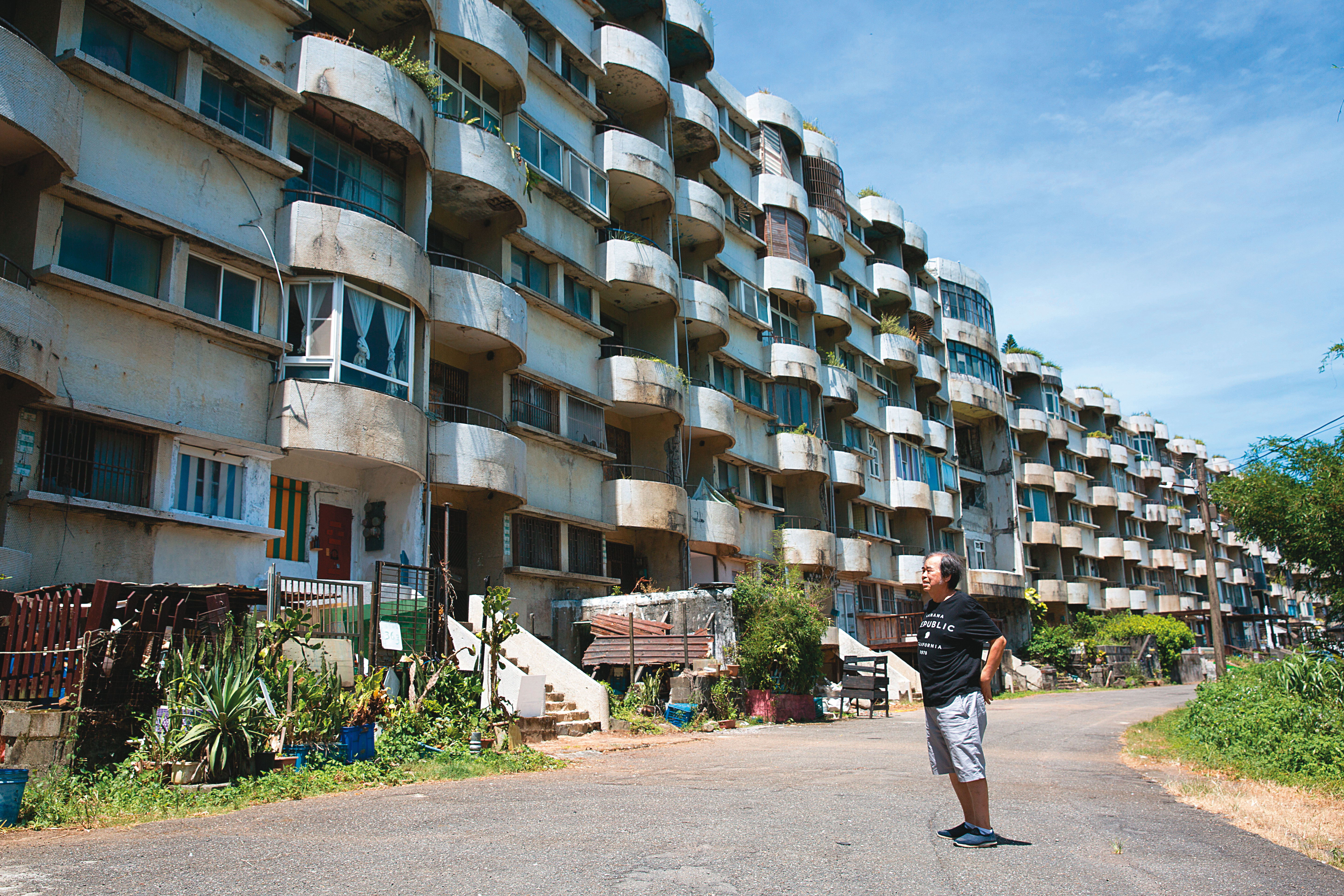 屋主陳先生痛批新北市府強收海灣新城彩繪費的手段太惡劣