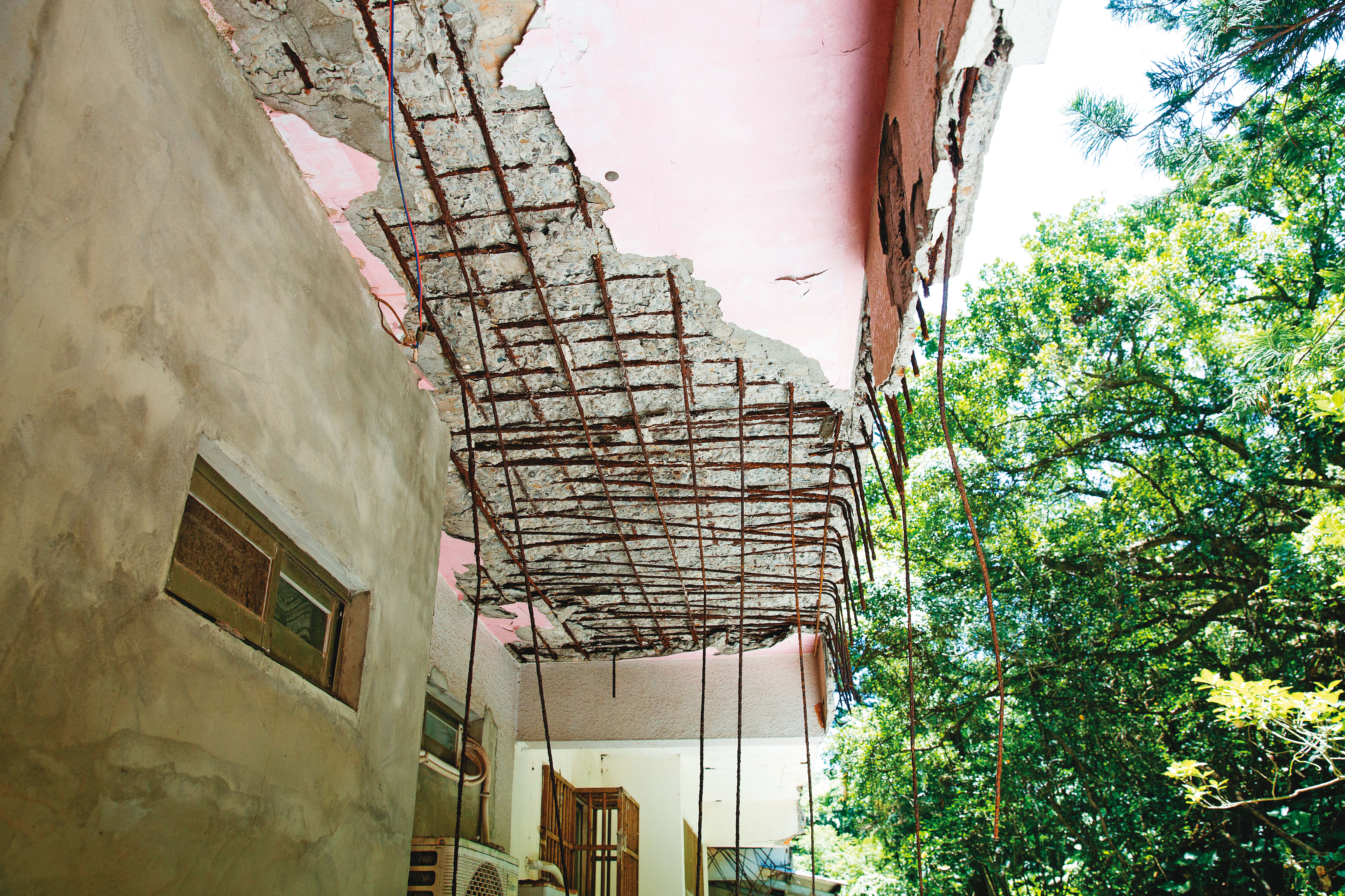 海灣新城部分區域鋼筋裸露、水泥崩塌，非常危險。