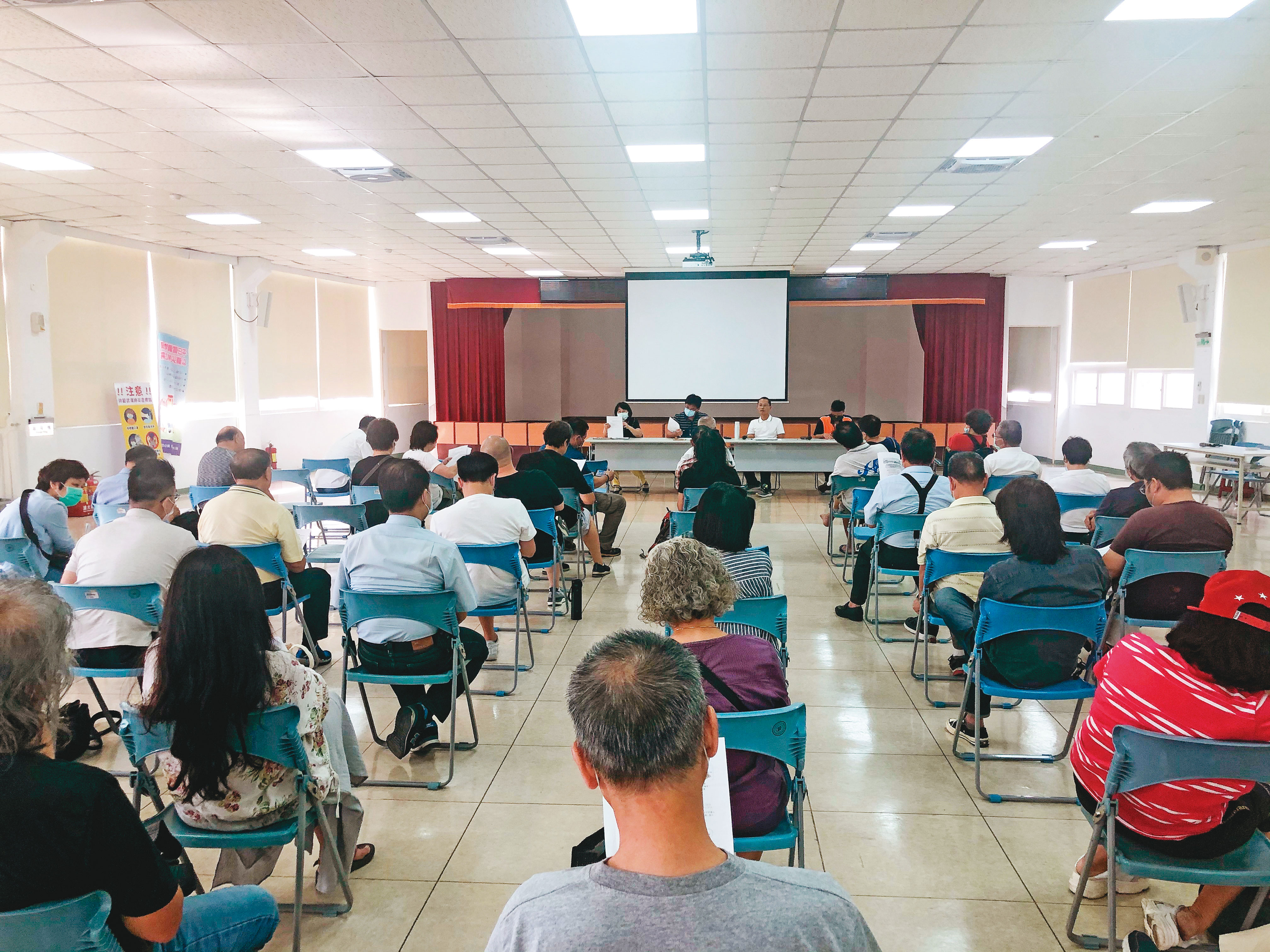 新北市政府今年6月底曾邀集海灣新城屋主開會，希望重新成立管委會，方便各項事務的溝通協調。