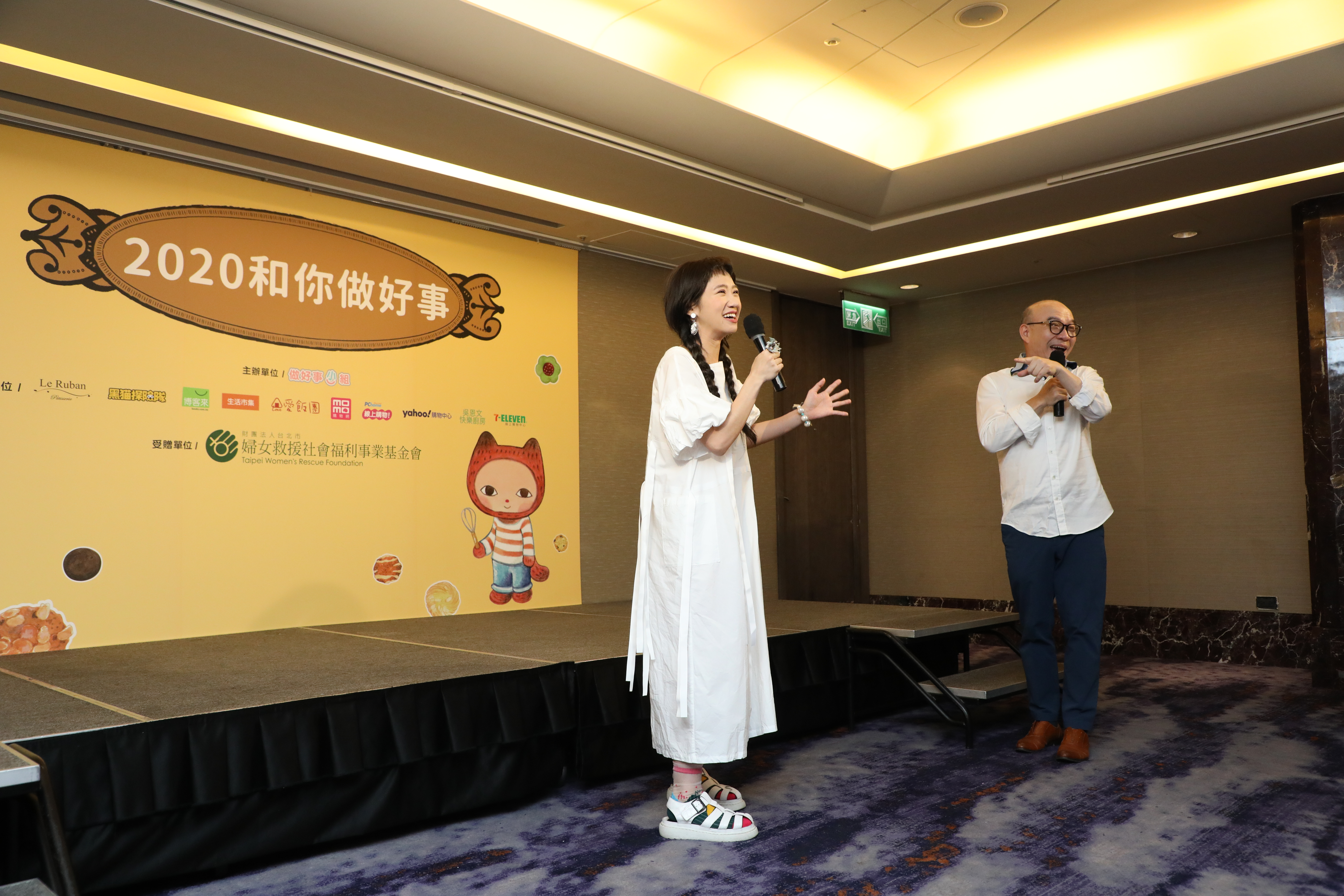 吳恩文（右）在做好事小組中，義務負責記者會背板設計製作、事前聯繫、現場主持等事務。左為LULU。
