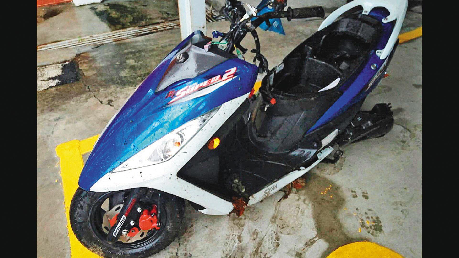 林男的機車被猛力衝撞之後,零件散落、外觀殘破。(翻攝畫面)