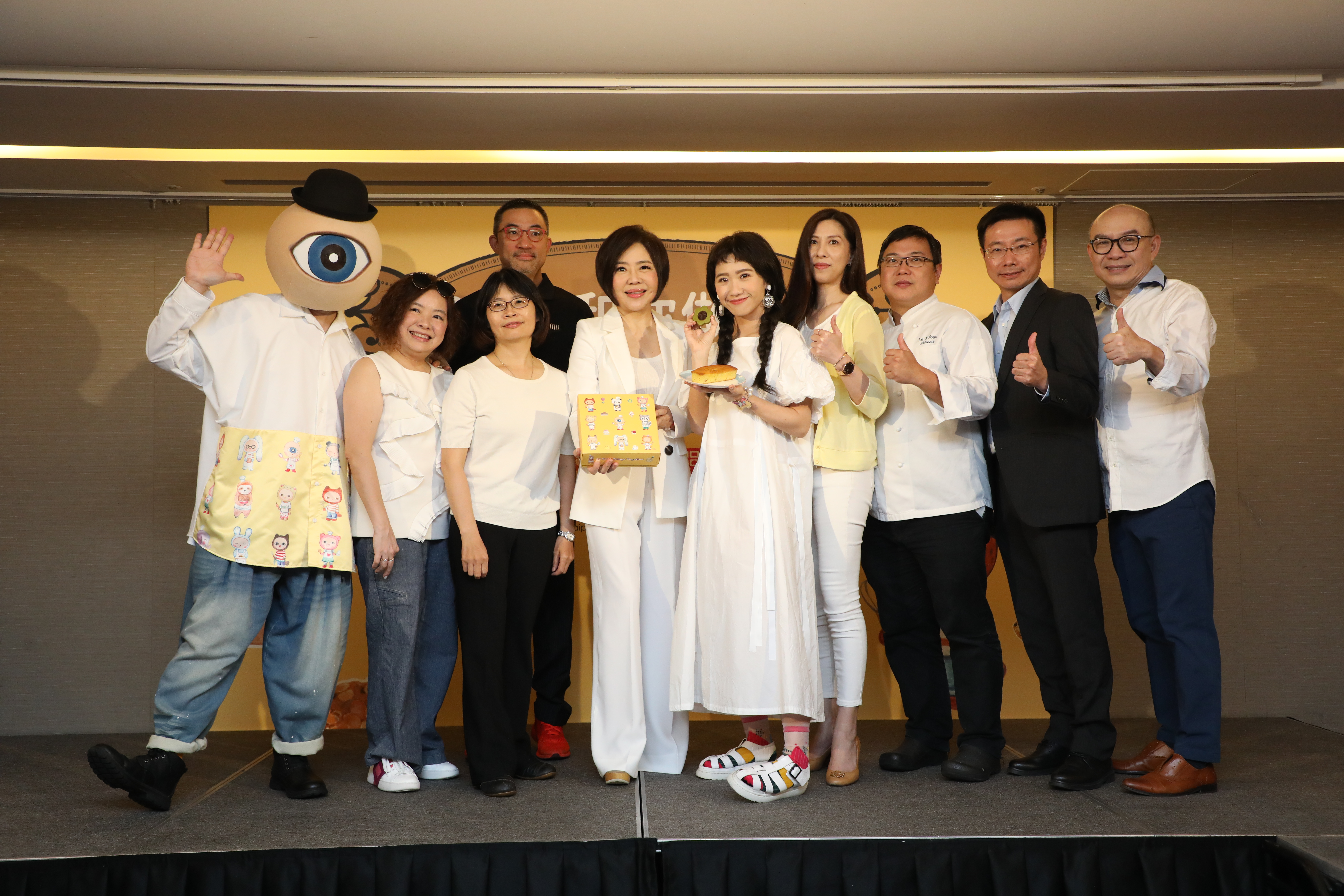包括momo購物網、PChome線上購物、yahoo購物中心、博客來、愛飯團、生活市集、7-ELEVEN線上購物中心，都派出代表挺義賣。