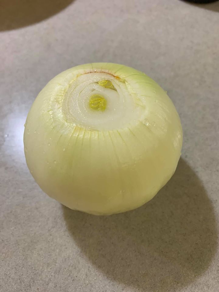 洋蔥1顆剝皮備用。