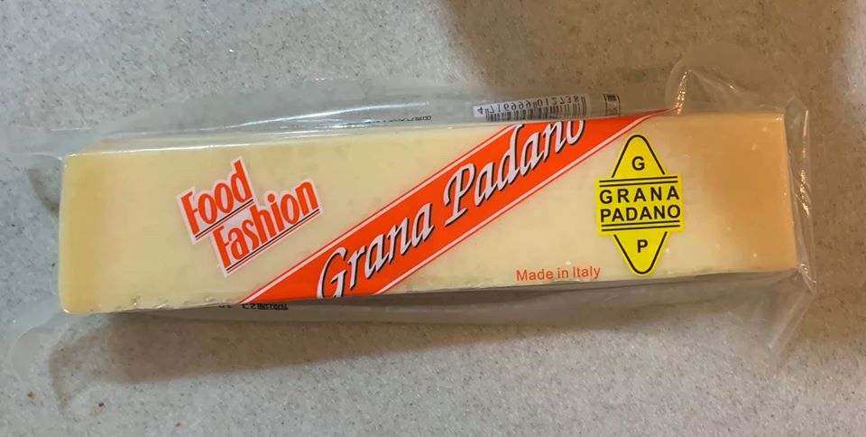 準備一條義大利Grana Padano起司。