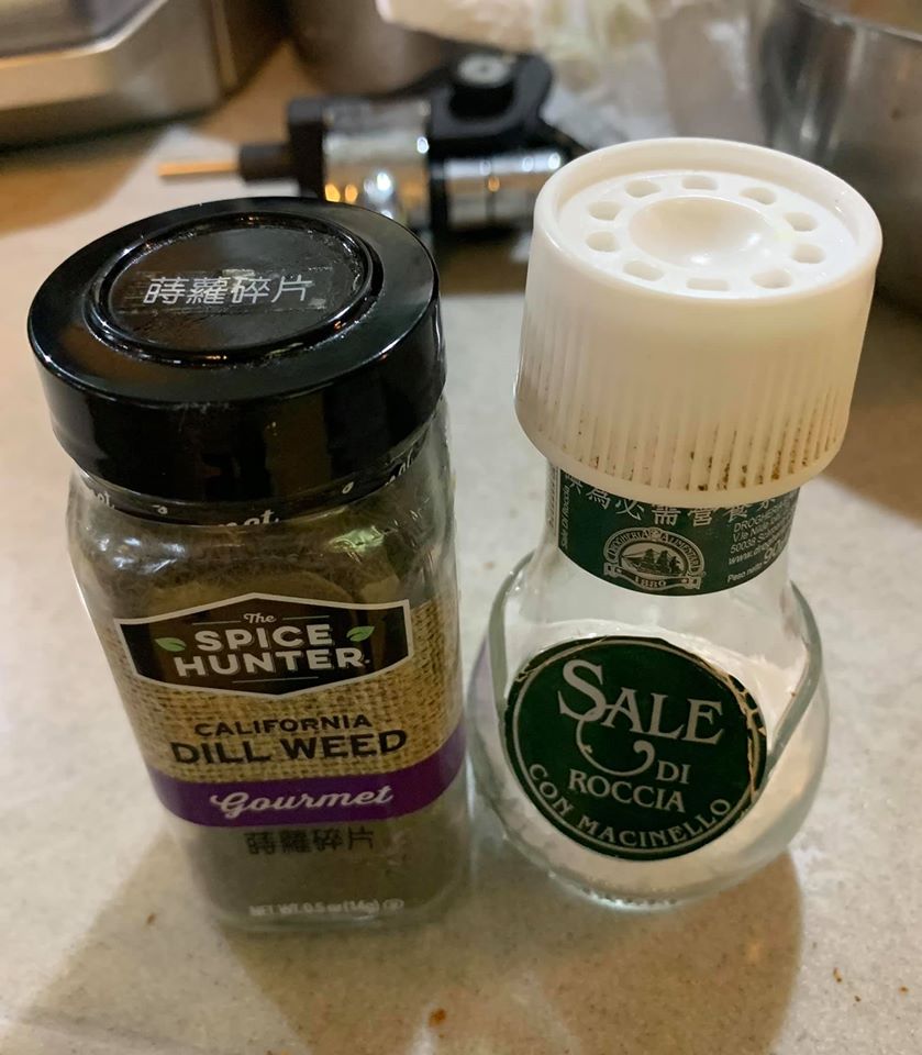 今天用的蒔蘿碎片與鹽巴。
