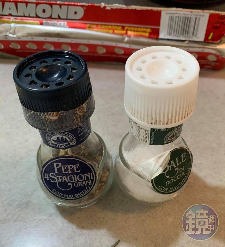 醃肉用的岩鹽與黑胡椒。