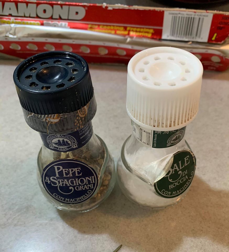 醃肉用的岩鹽與黑胡椒。