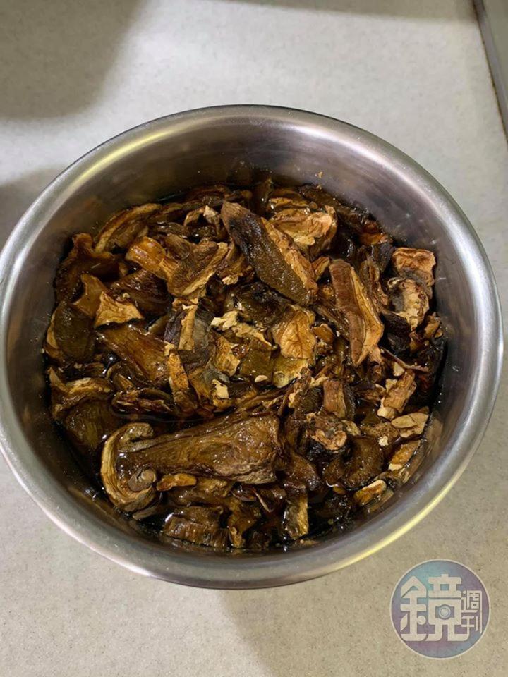 牛肝菌在2小時前泡水備用。