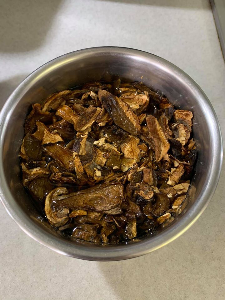 牛肝菌在2小時前泡水備用。