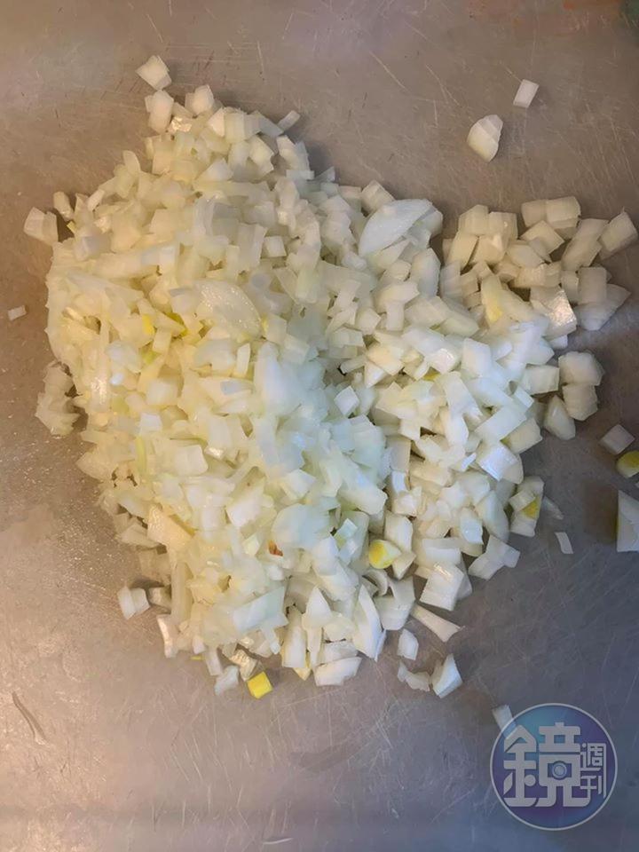 洋蔥切丁。