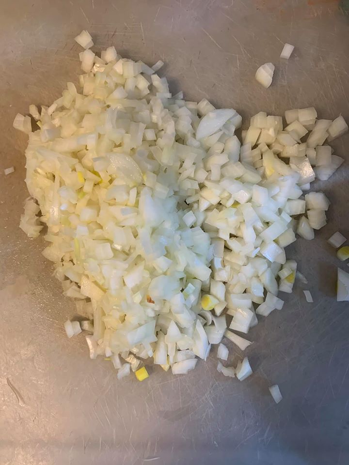 洋蔥切丁。